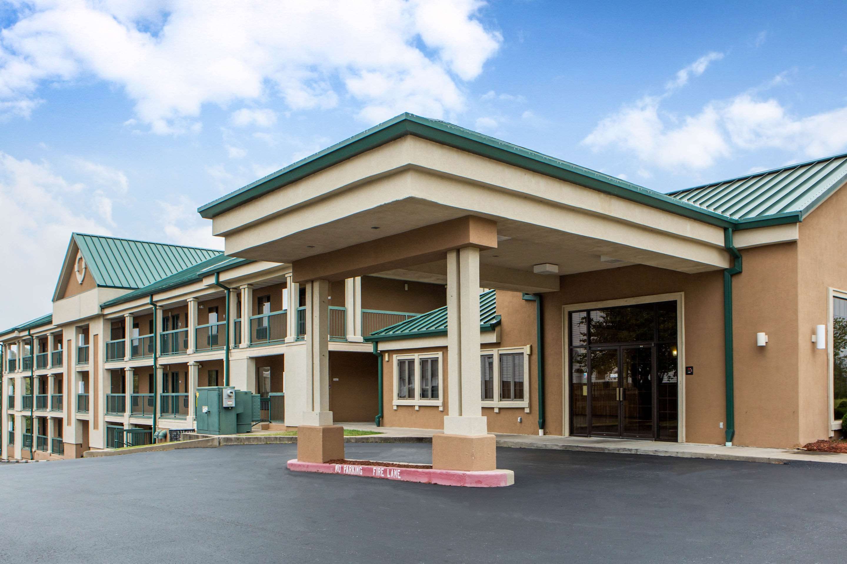 Hotel exterior | Econo Lodge Branson at Thousand Hills