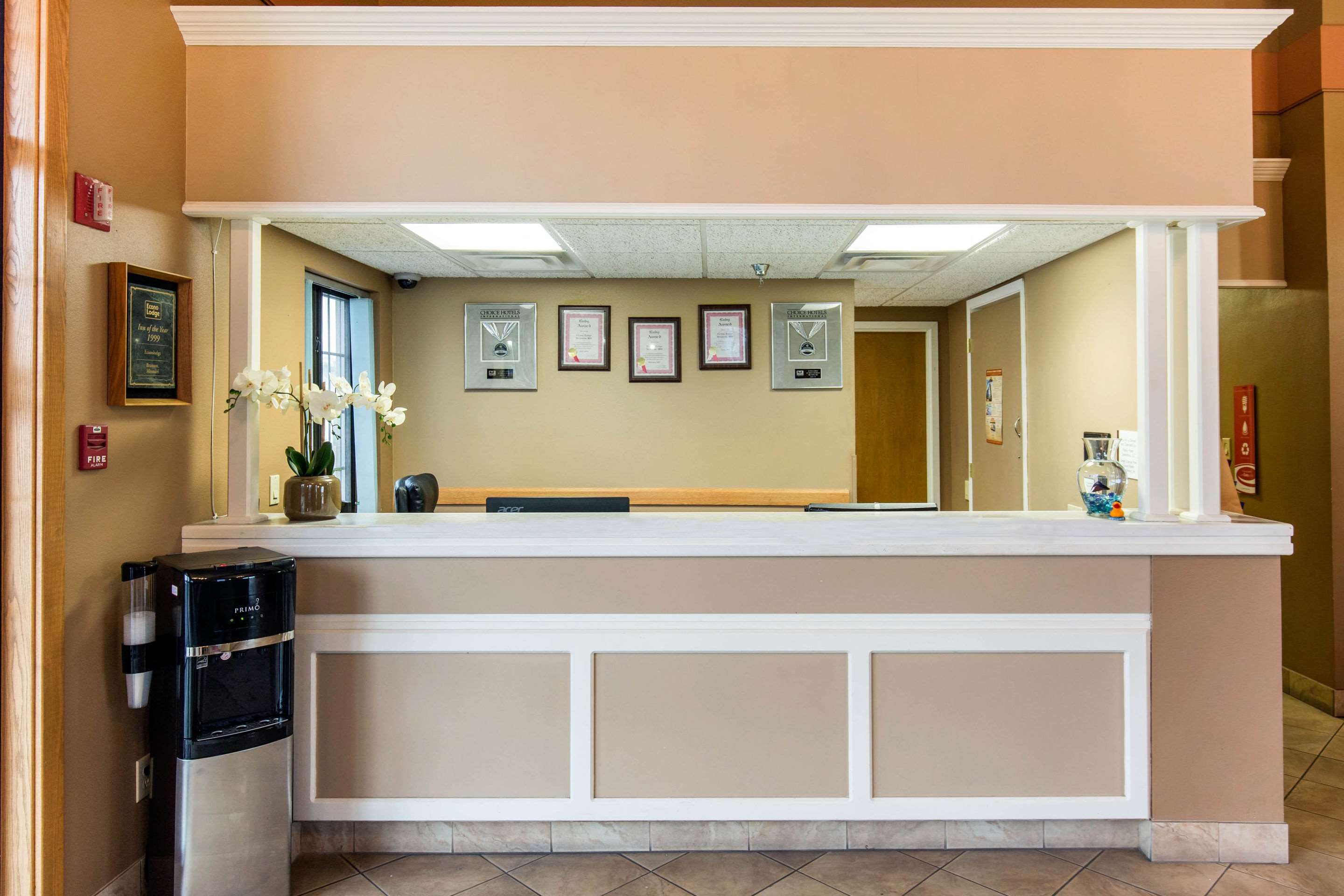 Front desk | Econo Lodge Branson at Thousand Hills