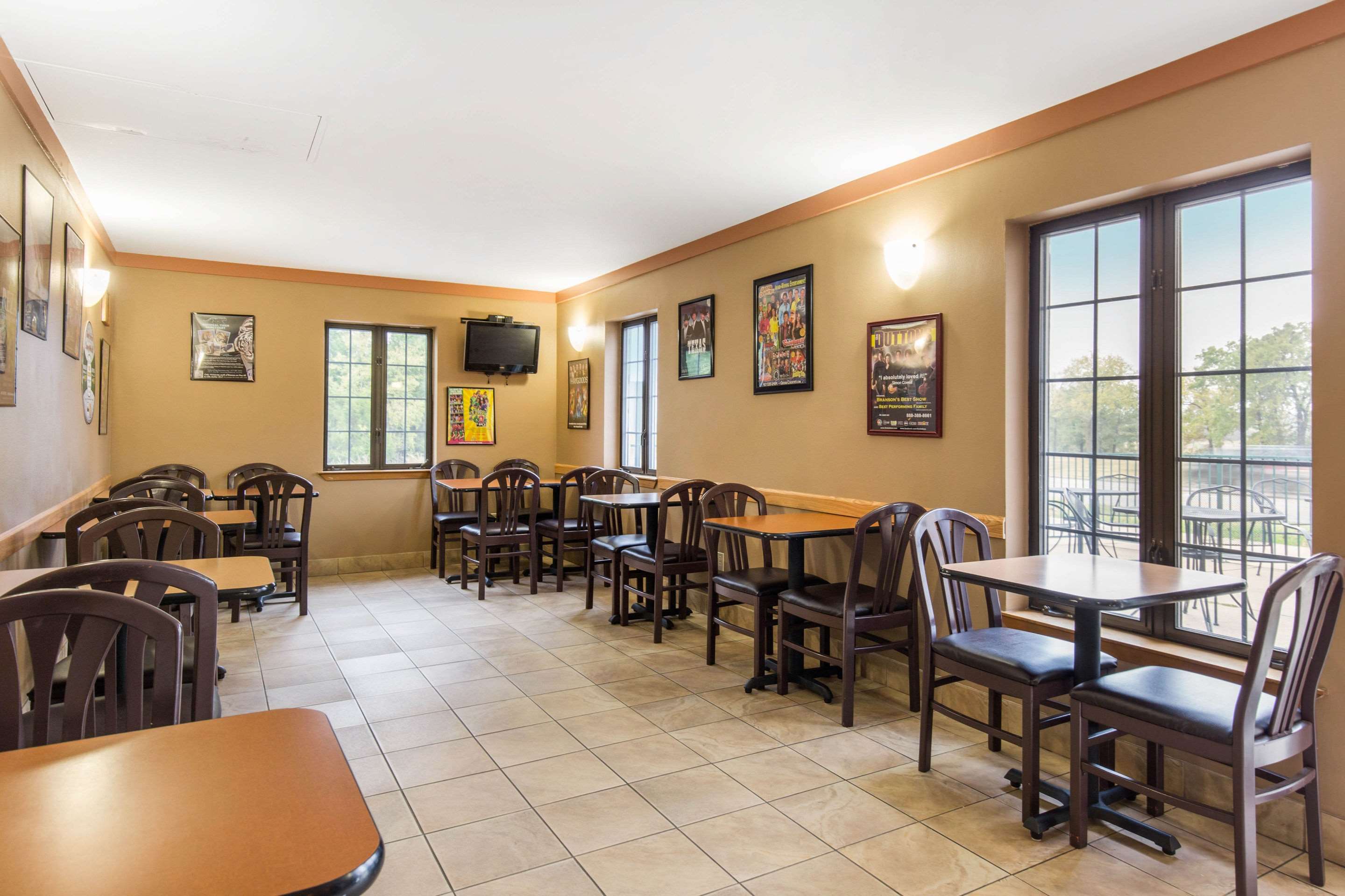 Spacious breakfast area | Econo Lodge Branson at Thousand Hills