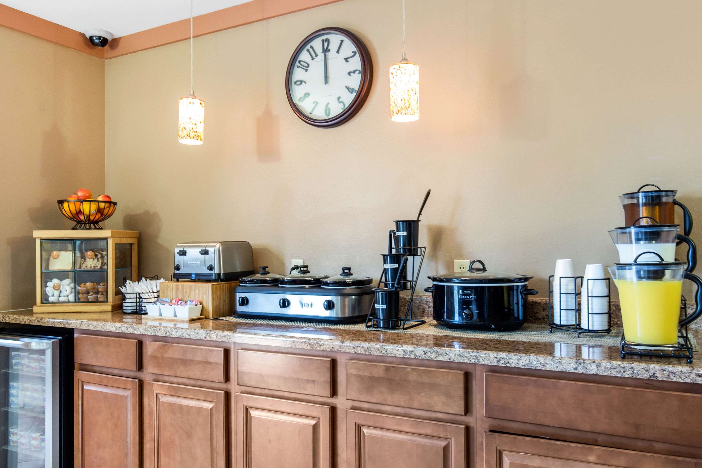 Breakfast counter | Econo Lodge Branson at Thousand Hills