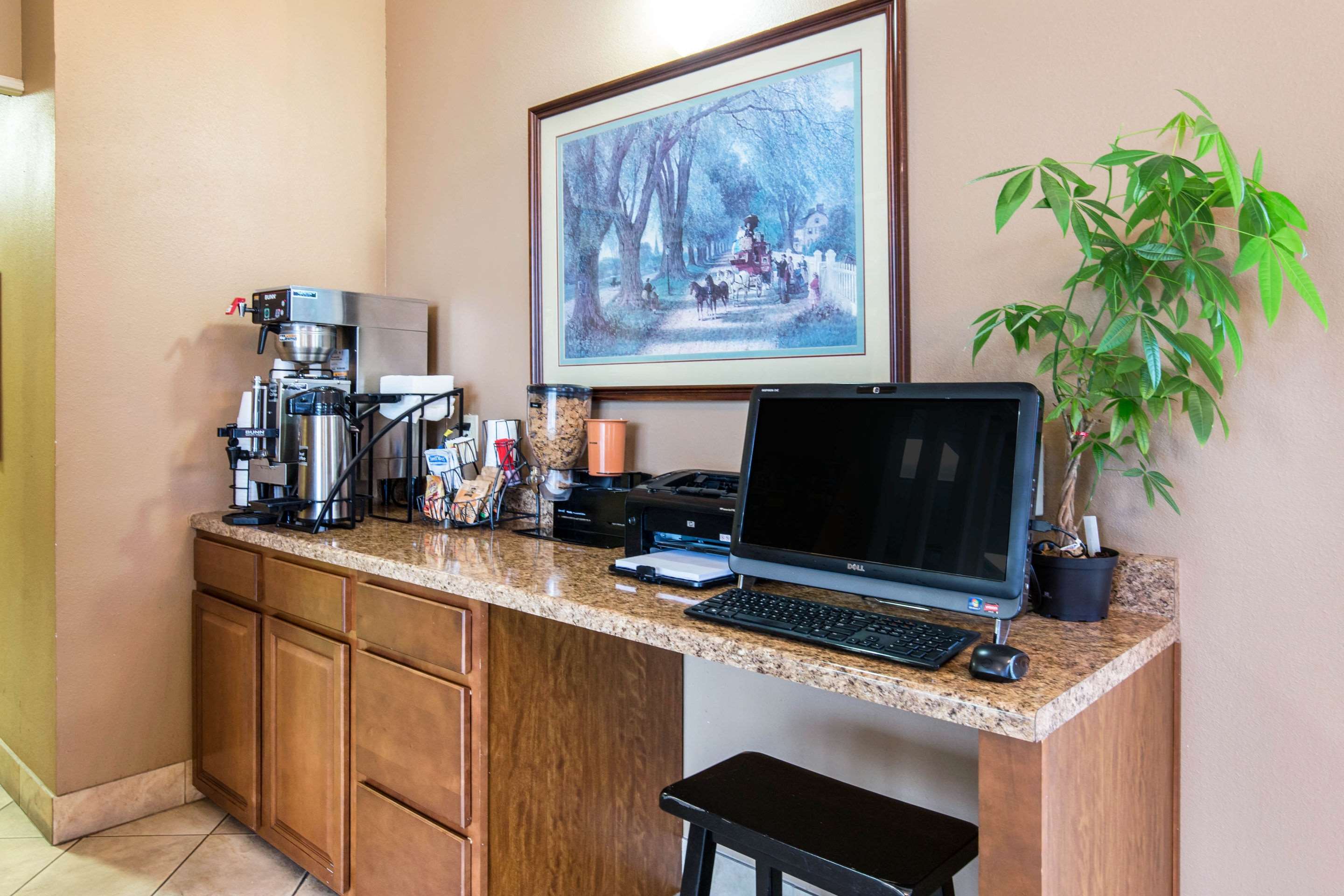 Computer in the lobby | Econo Lodge Branson at Thousand Hills