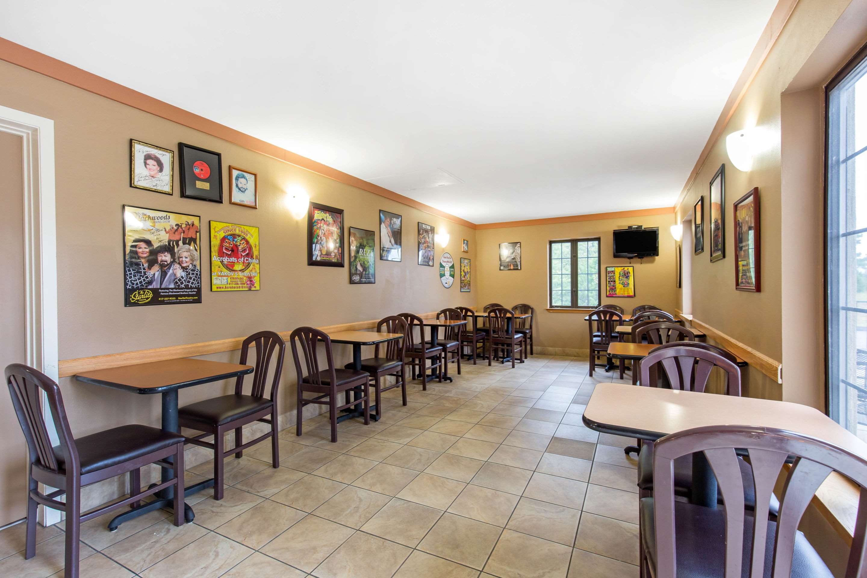 Spacious breakfast area | Econo Lodge Branson at Thousand Hills
