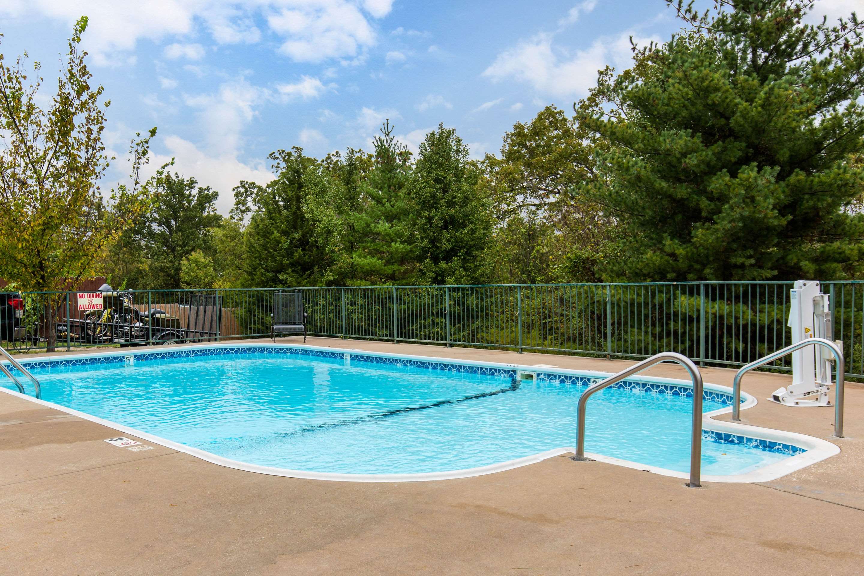 Outdoor pool | Econo Lodge Branson at Thousand Hills