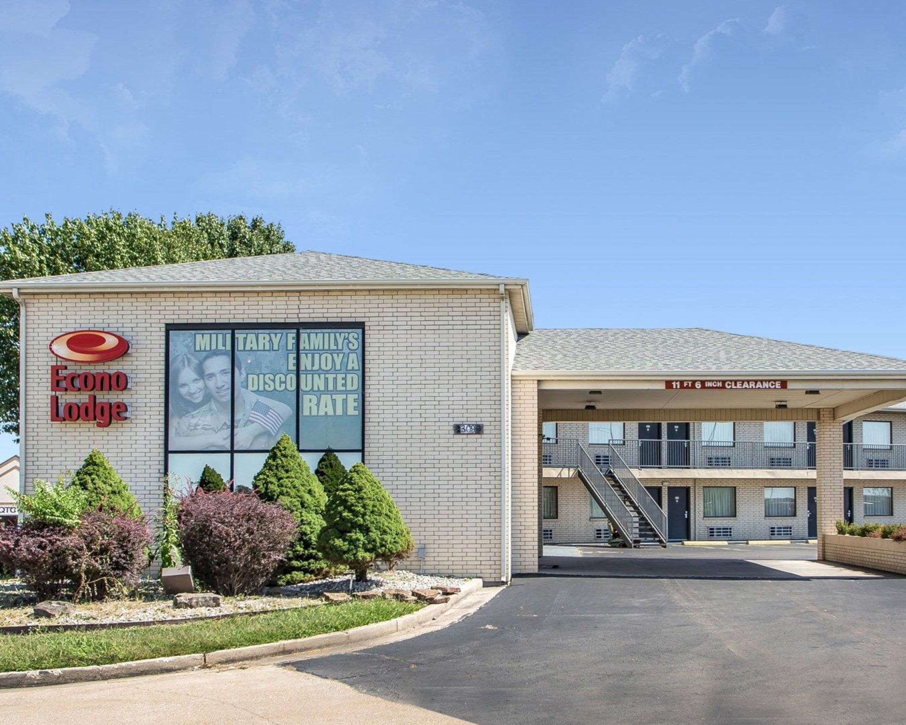 Hotel near airport | Econo Lodge St Robert