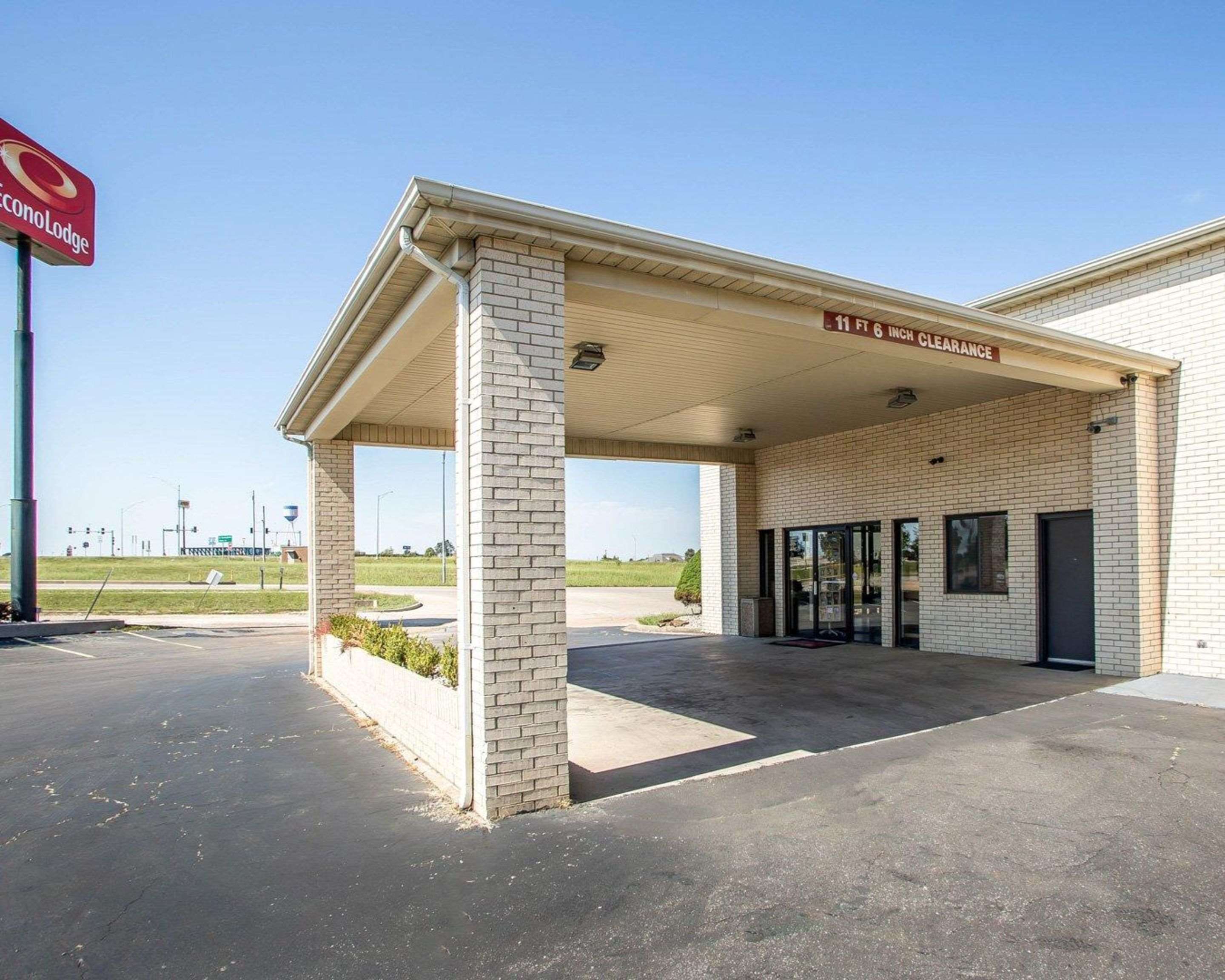 Hotel exterior | Econo Lodge St Robert