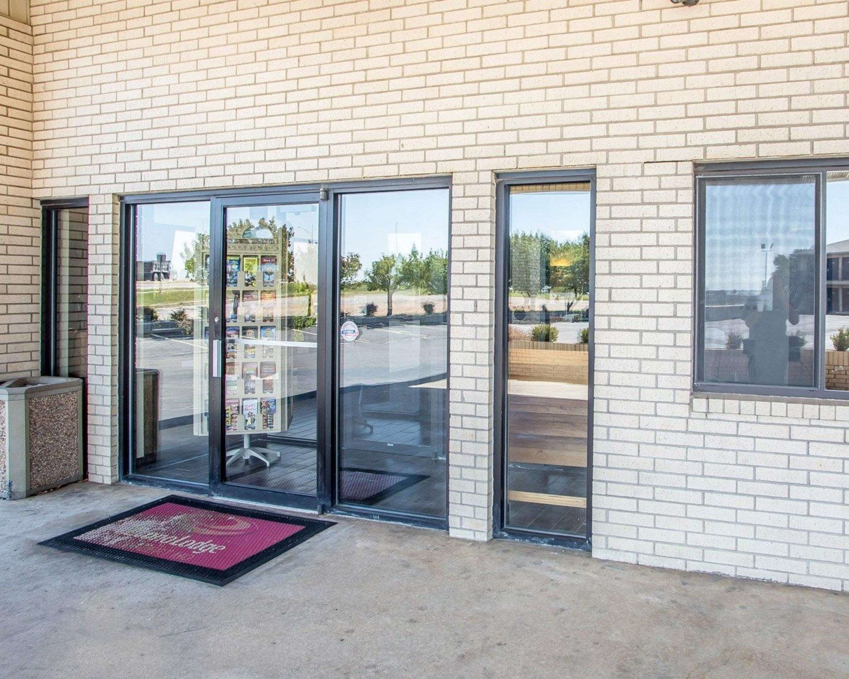 Hotel entrance | Econo Lodge St Robert