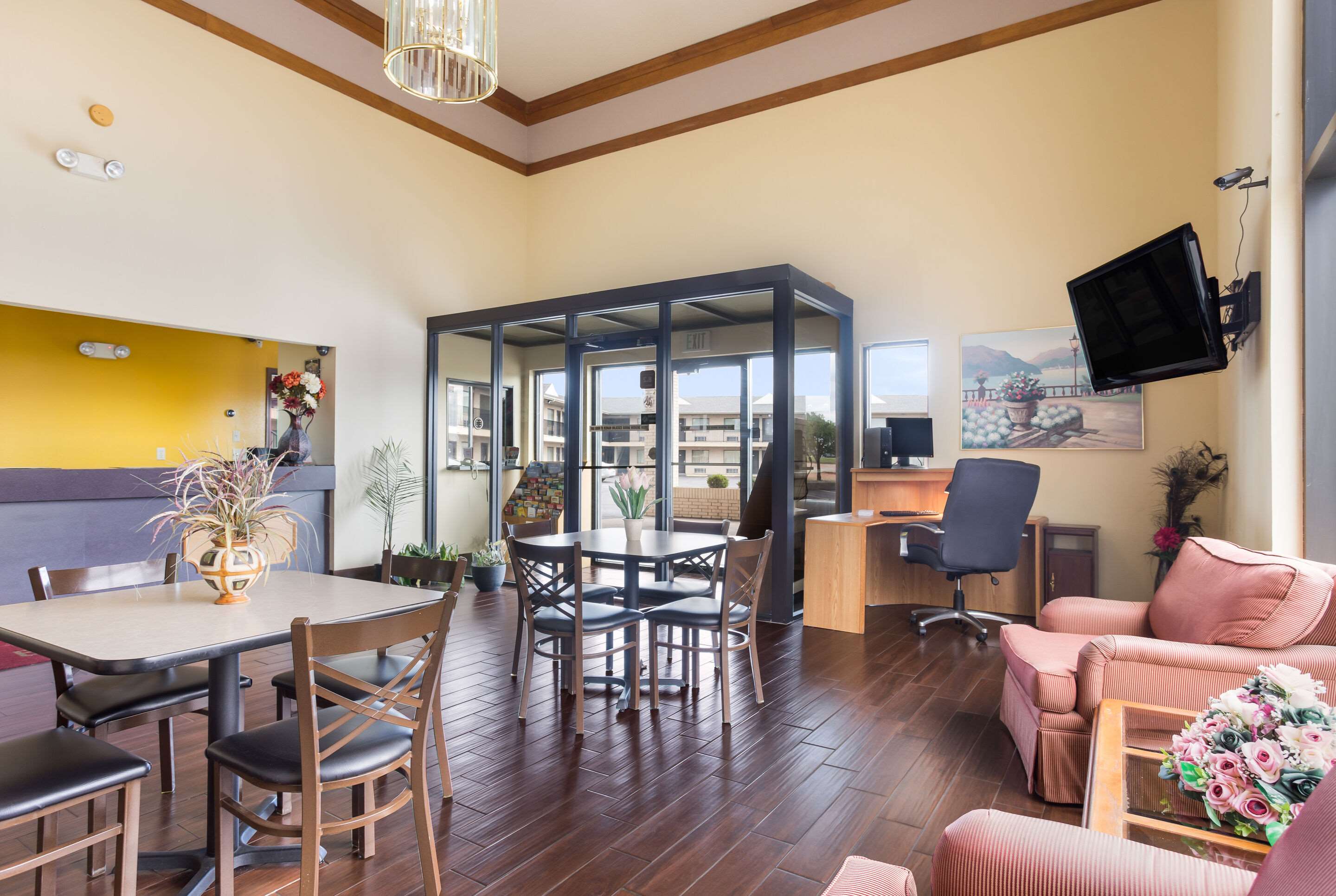 Lobby with sitting area | Econo Lodge St Robert