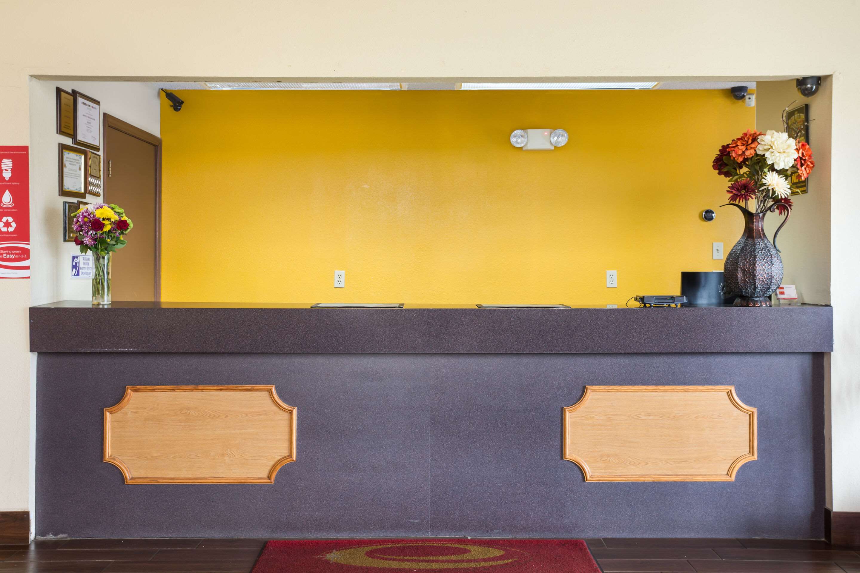 Front desk | Econo Lodge St Robert