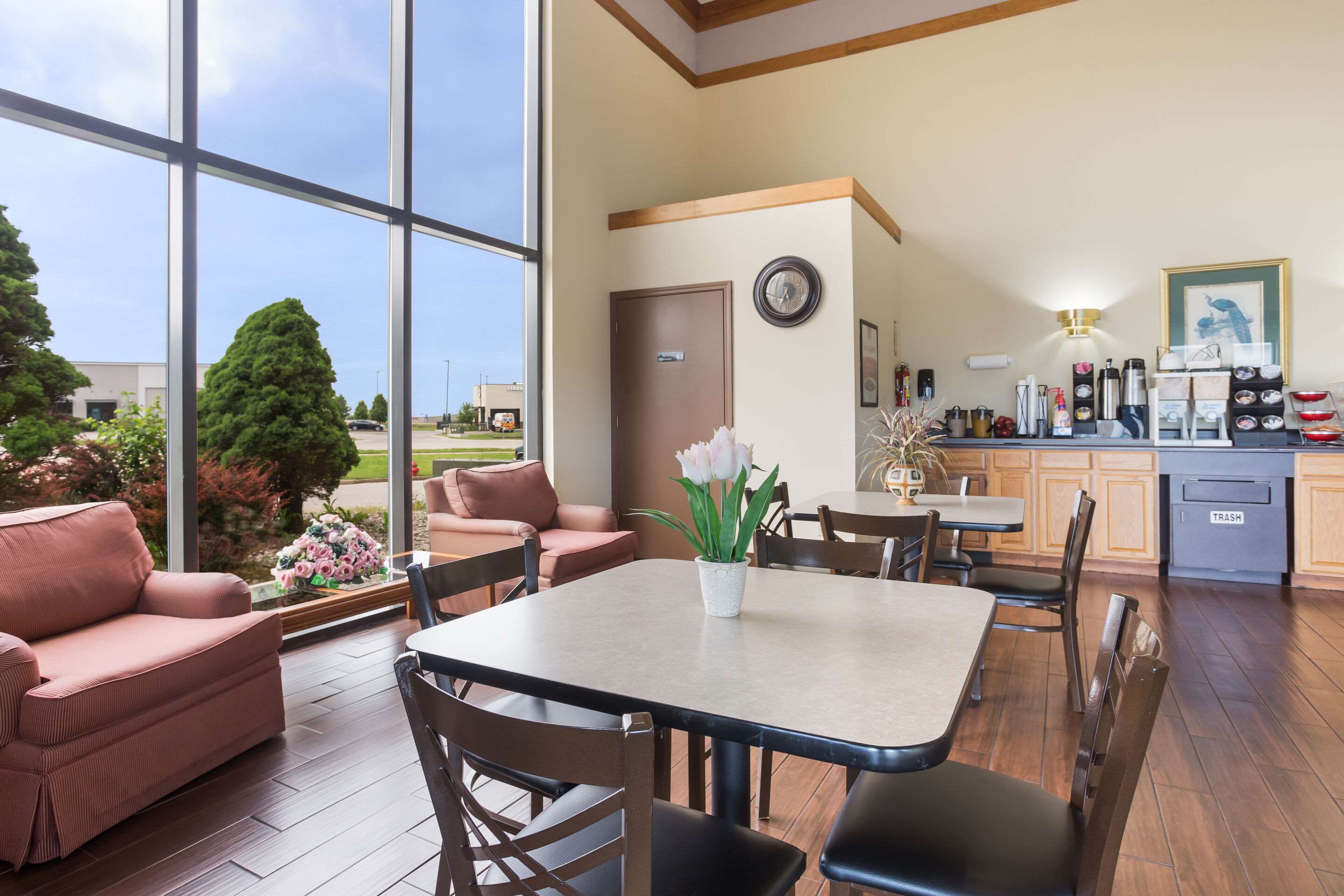 Enjoy breakfast in this seating area | Econo Lodge St Robert