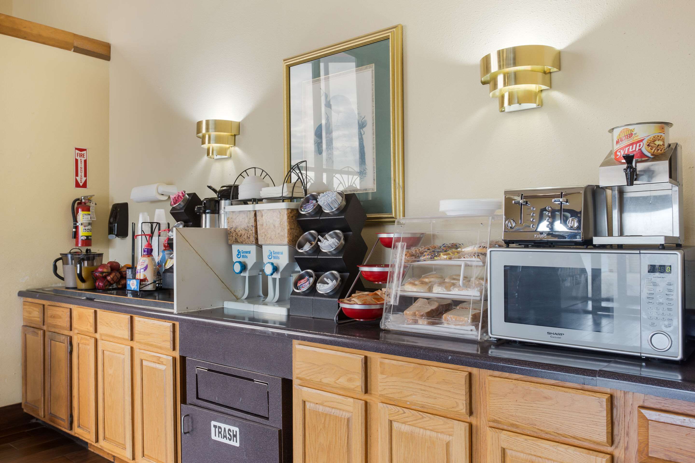 Breakfast area | Econo Lodge St Robert