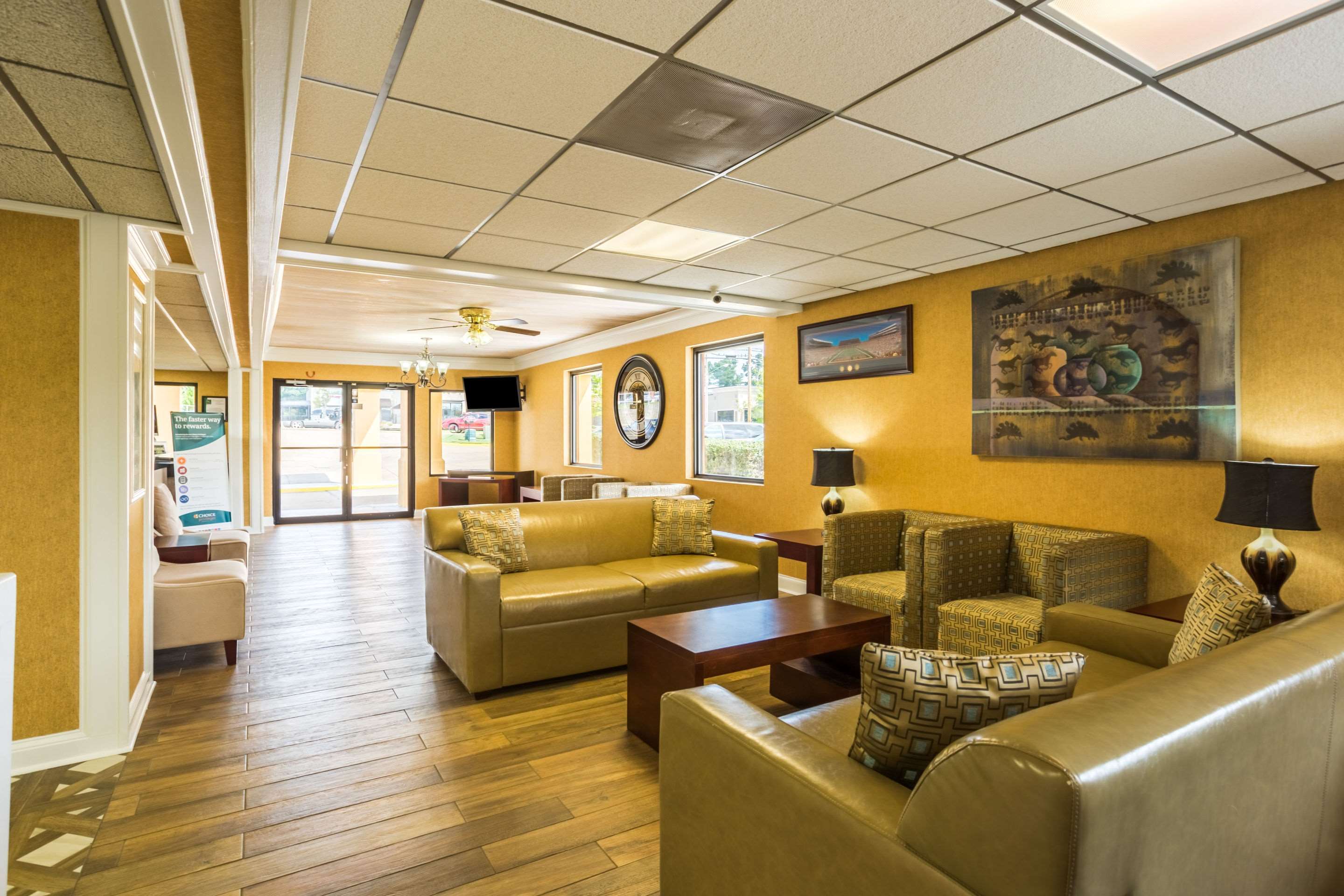 Hotel lobby | Quality Inn & Suites Oxford