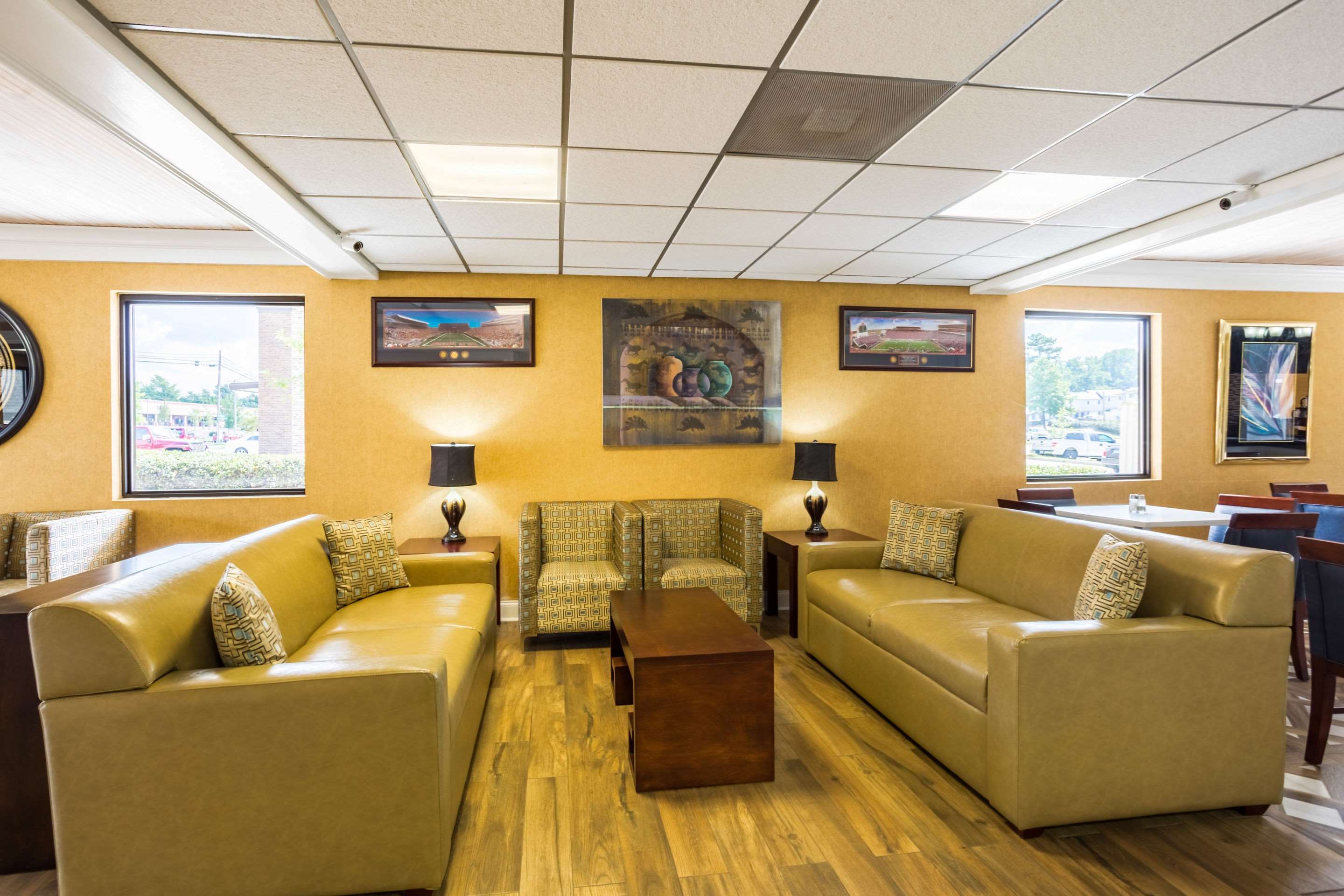 Hotel lobby | Quality Inn & Suites Oxford