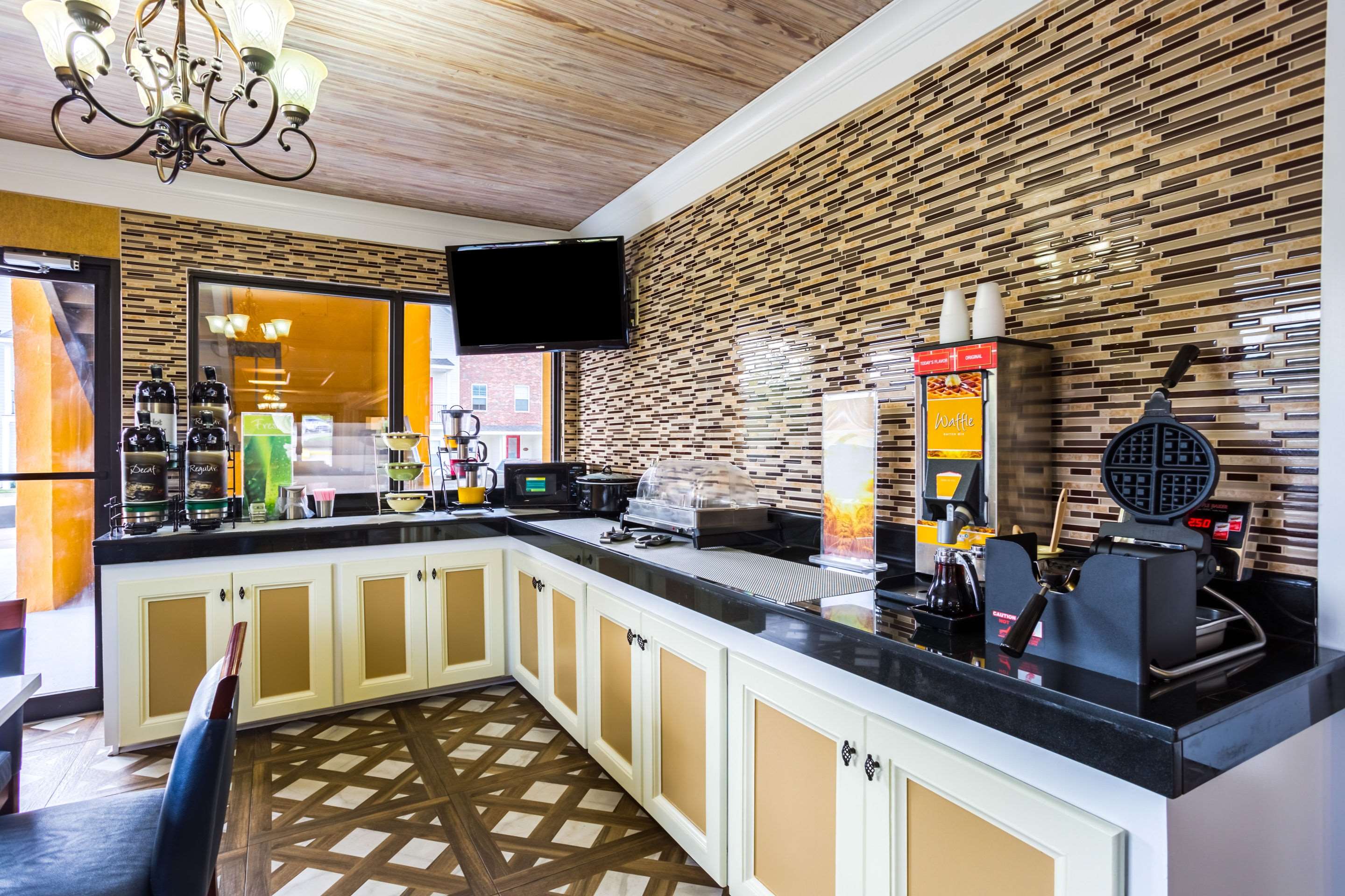 Breakfast area | Quality Inn & Suites Oxford