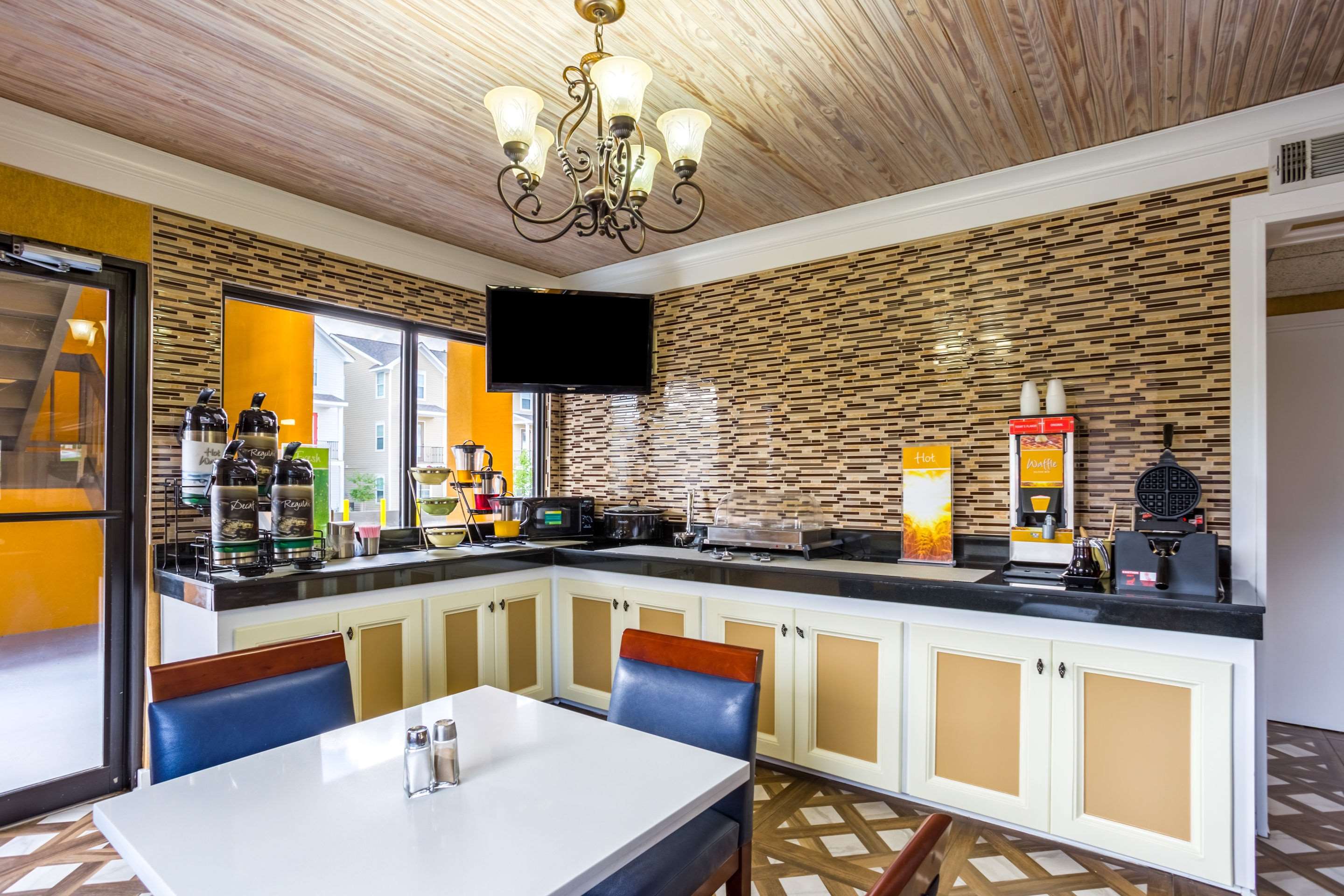 Breakfast area | Quality Inn & Suites Oxford
