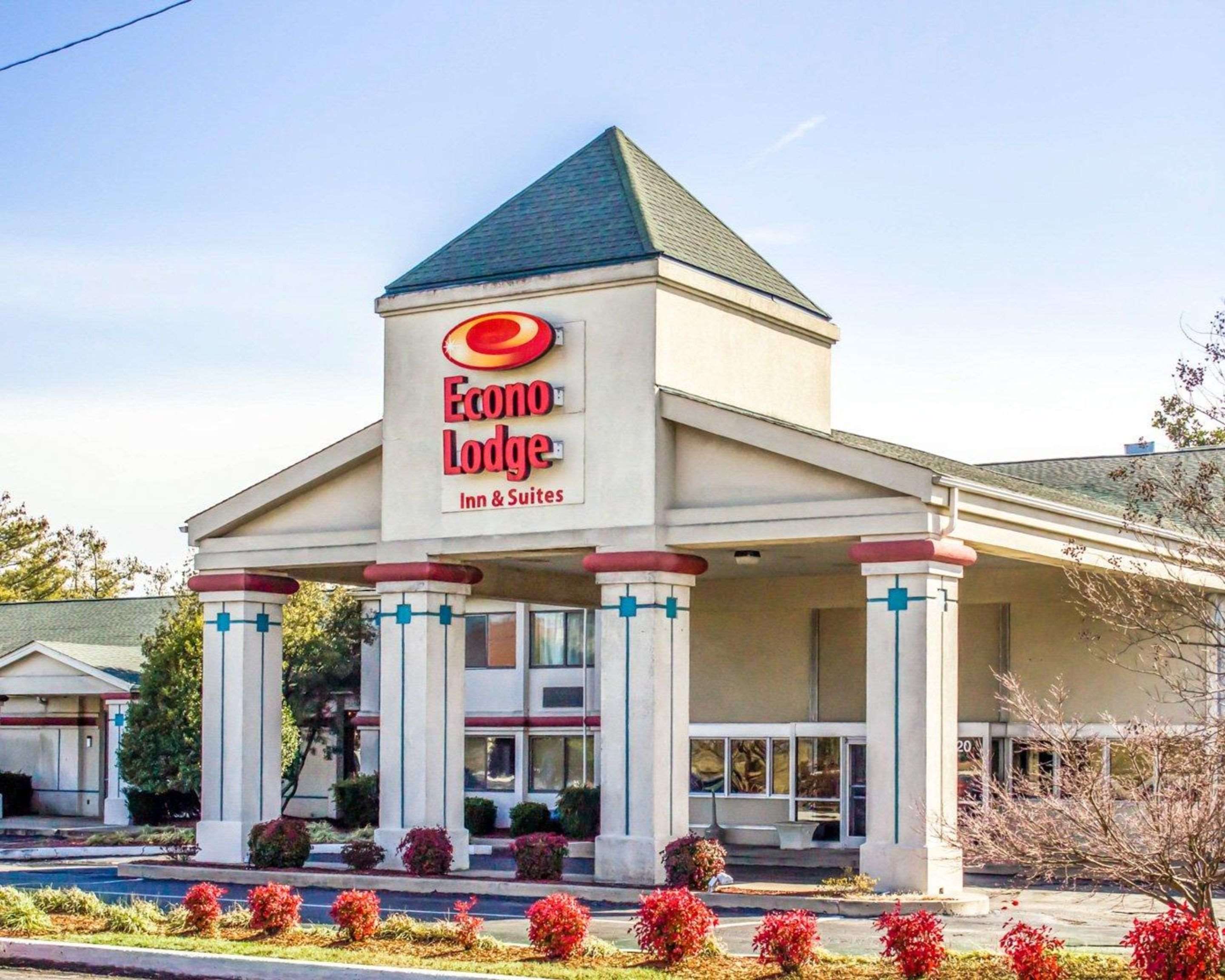 Hotel entrance | Econo Lodge & Suites