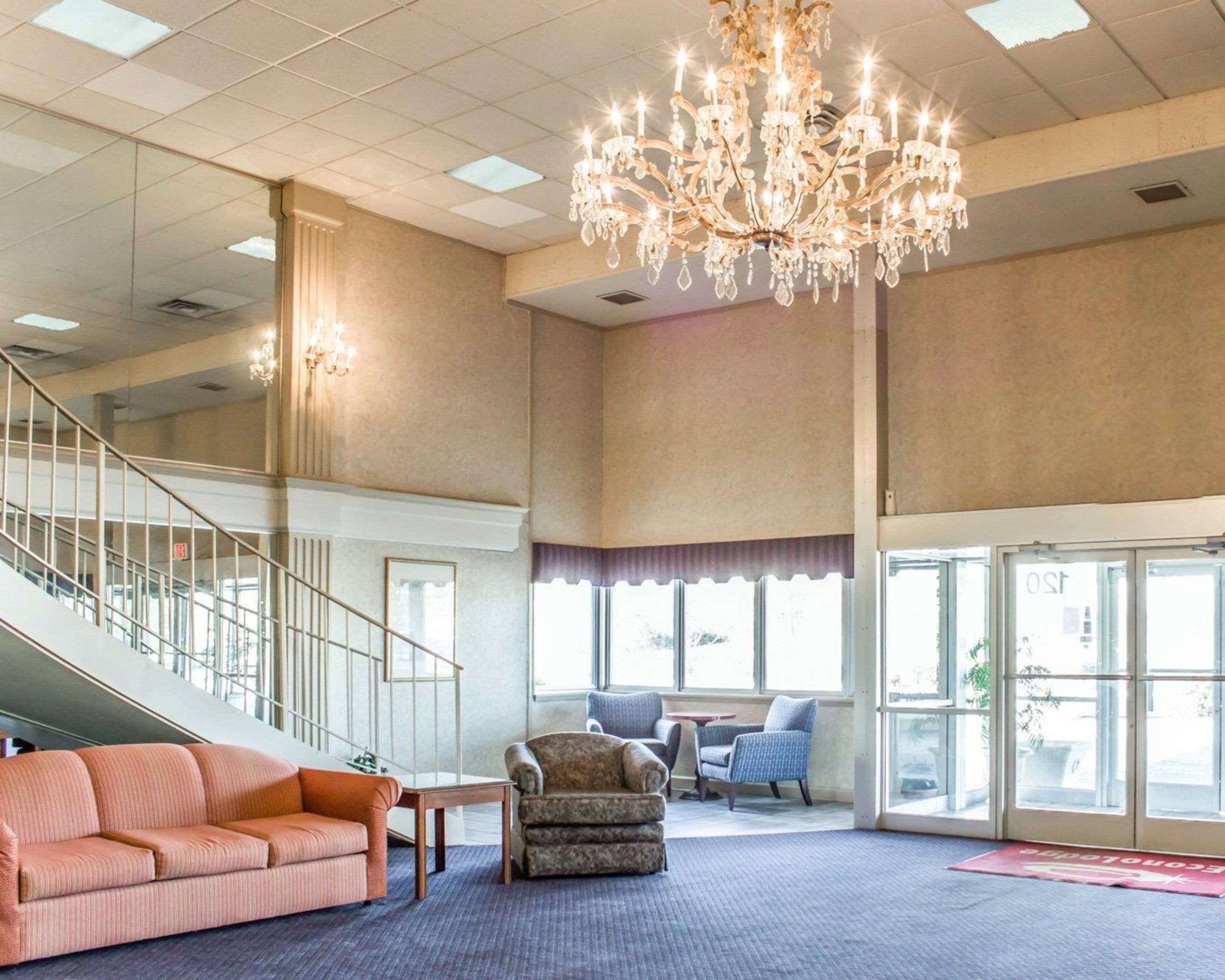 Lobby | Econo Lodge & Suites