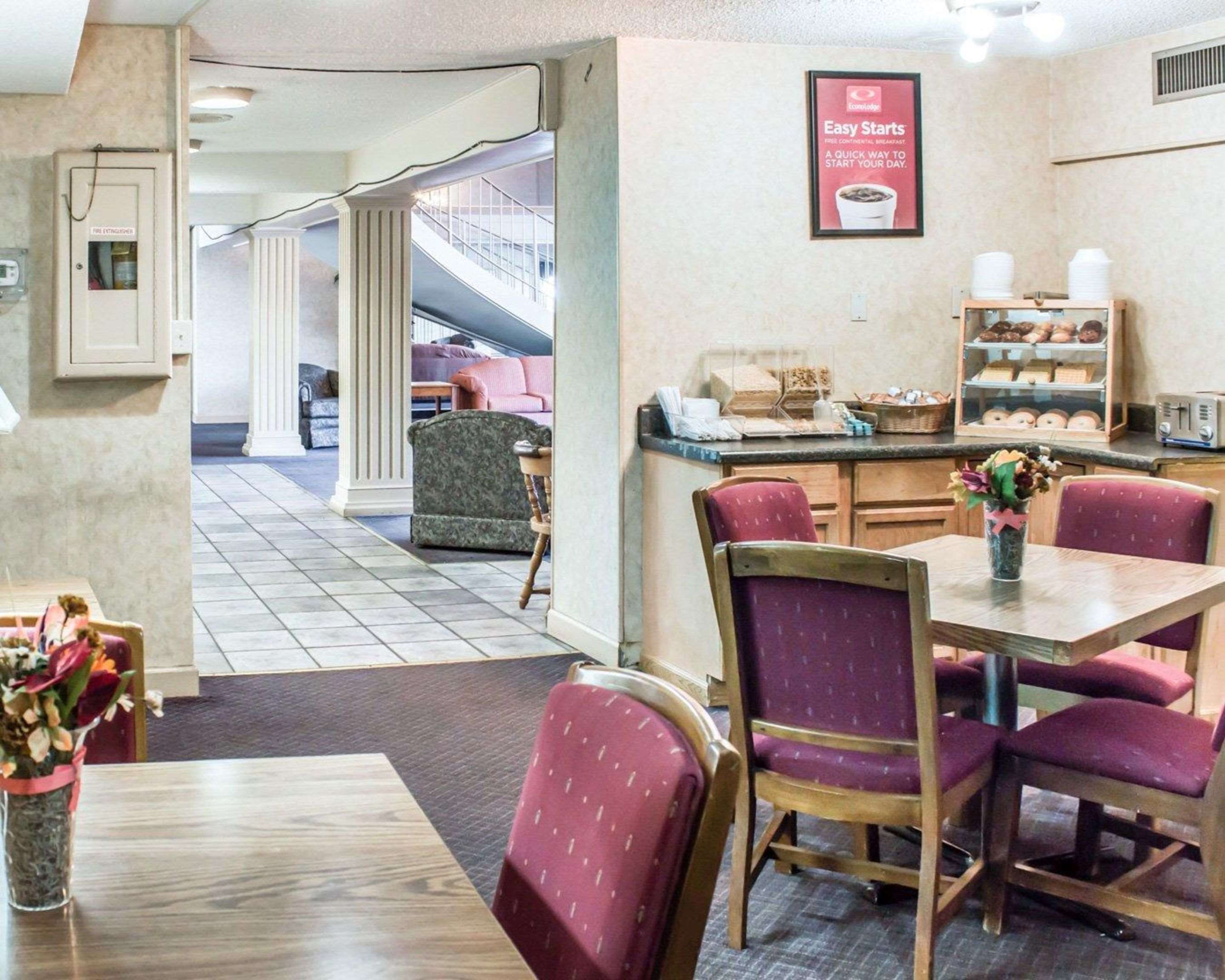 Breakfast area | Econo Lodge & Suites