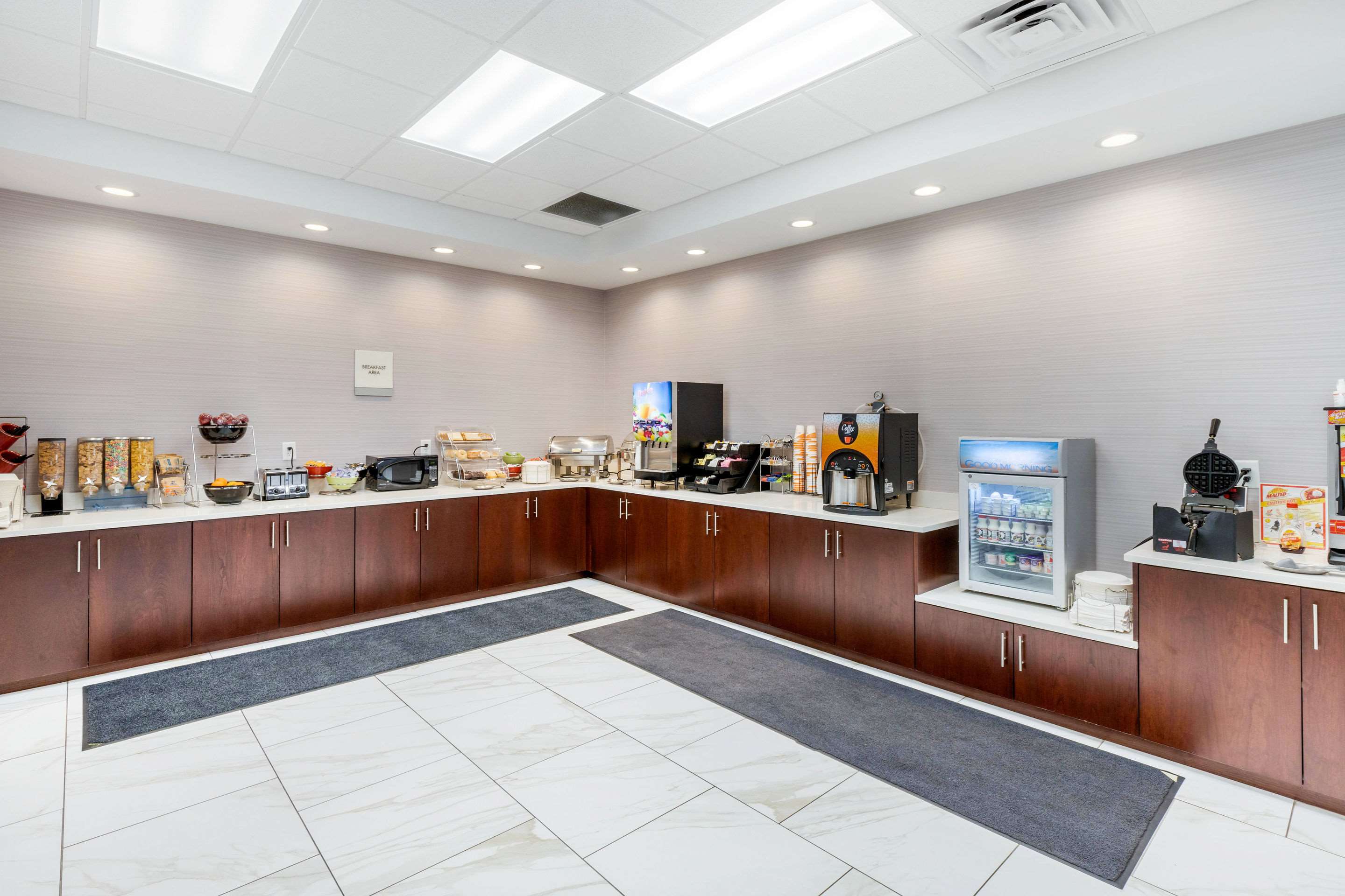 Breakfast area | Days Inn and Suites by Wyndham Oxford