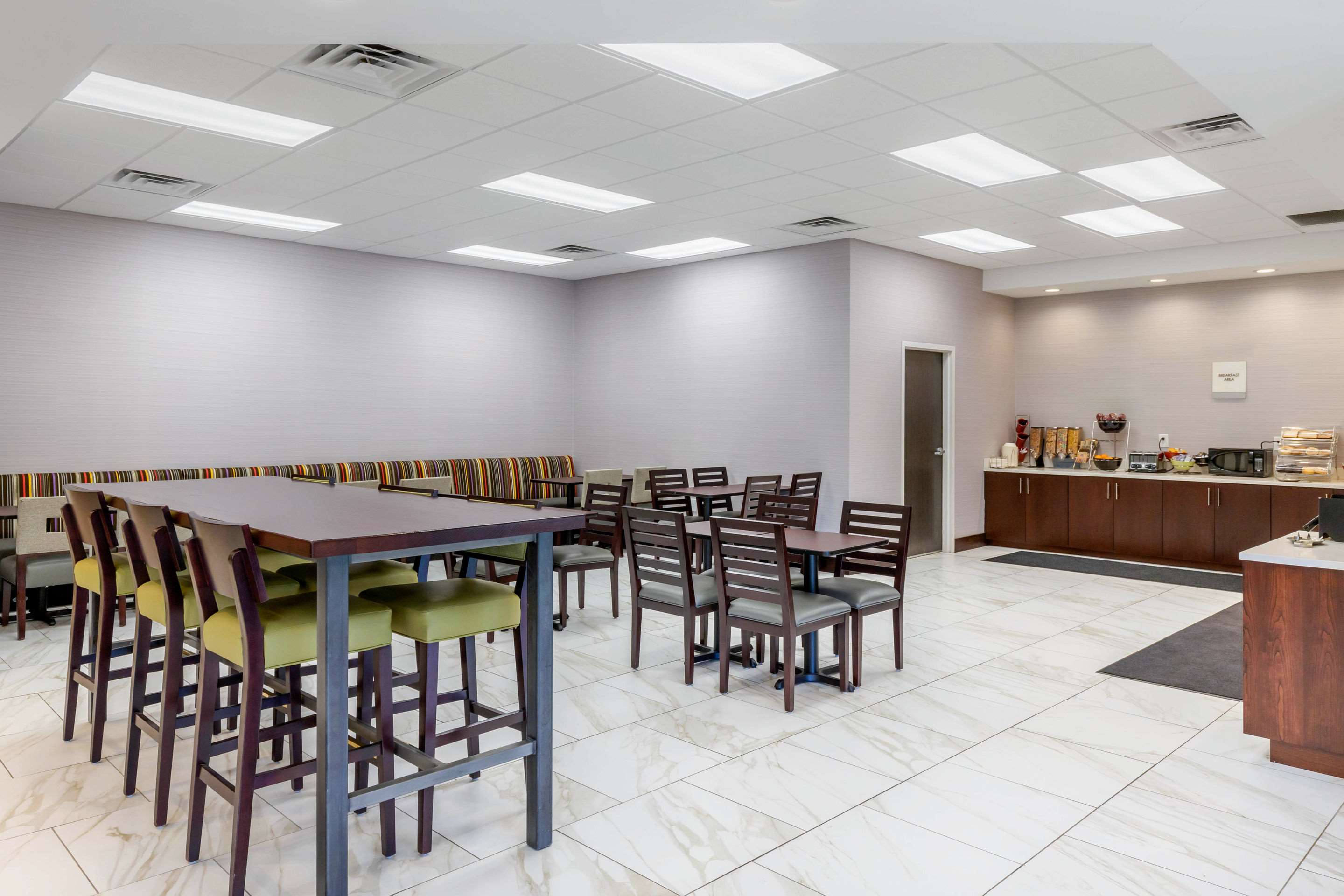 Breakfast area | Days Inn and Suites by Wyndham Oxford