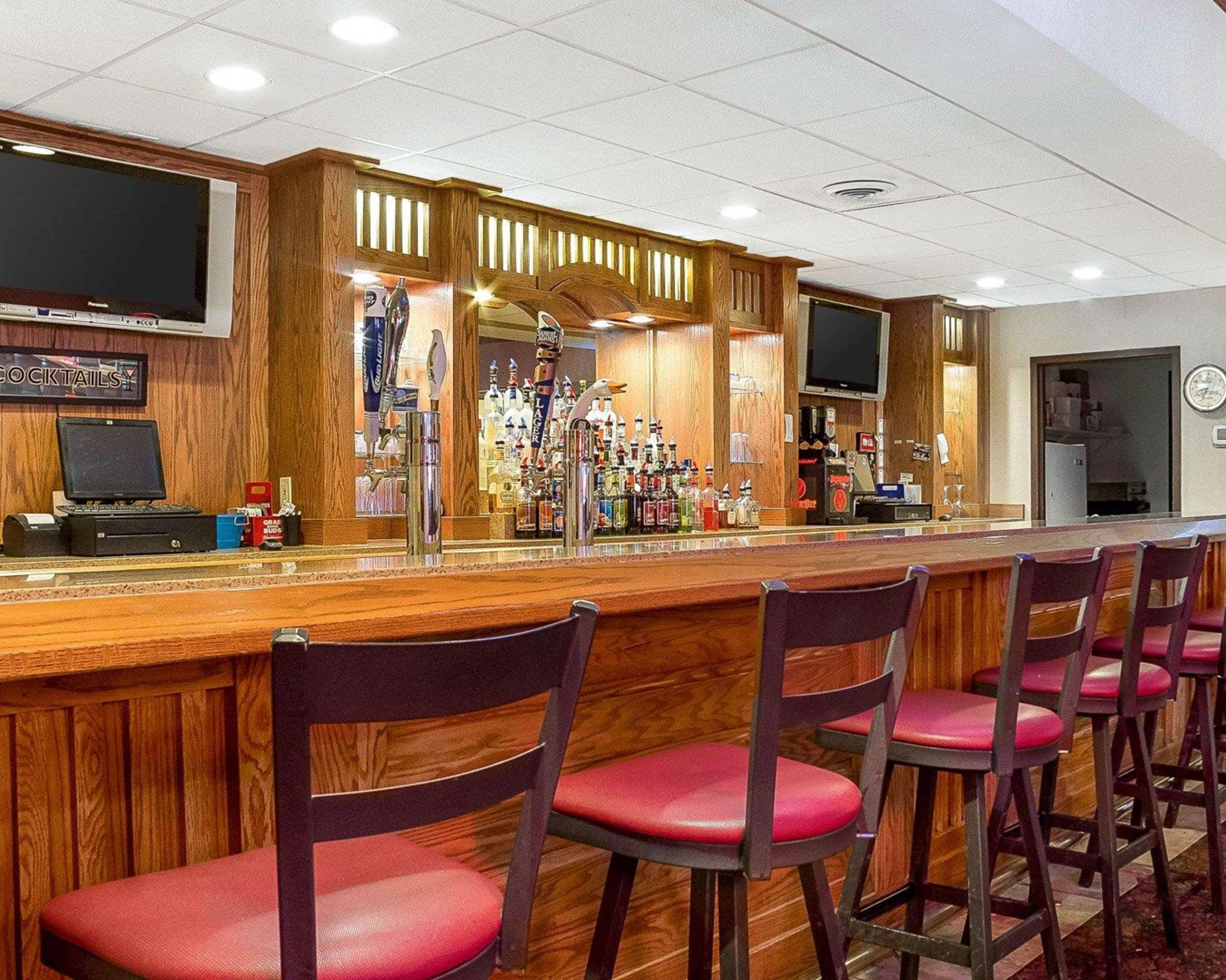 Hotel bar | Quality Inn & Suites Conference Center and Water Park