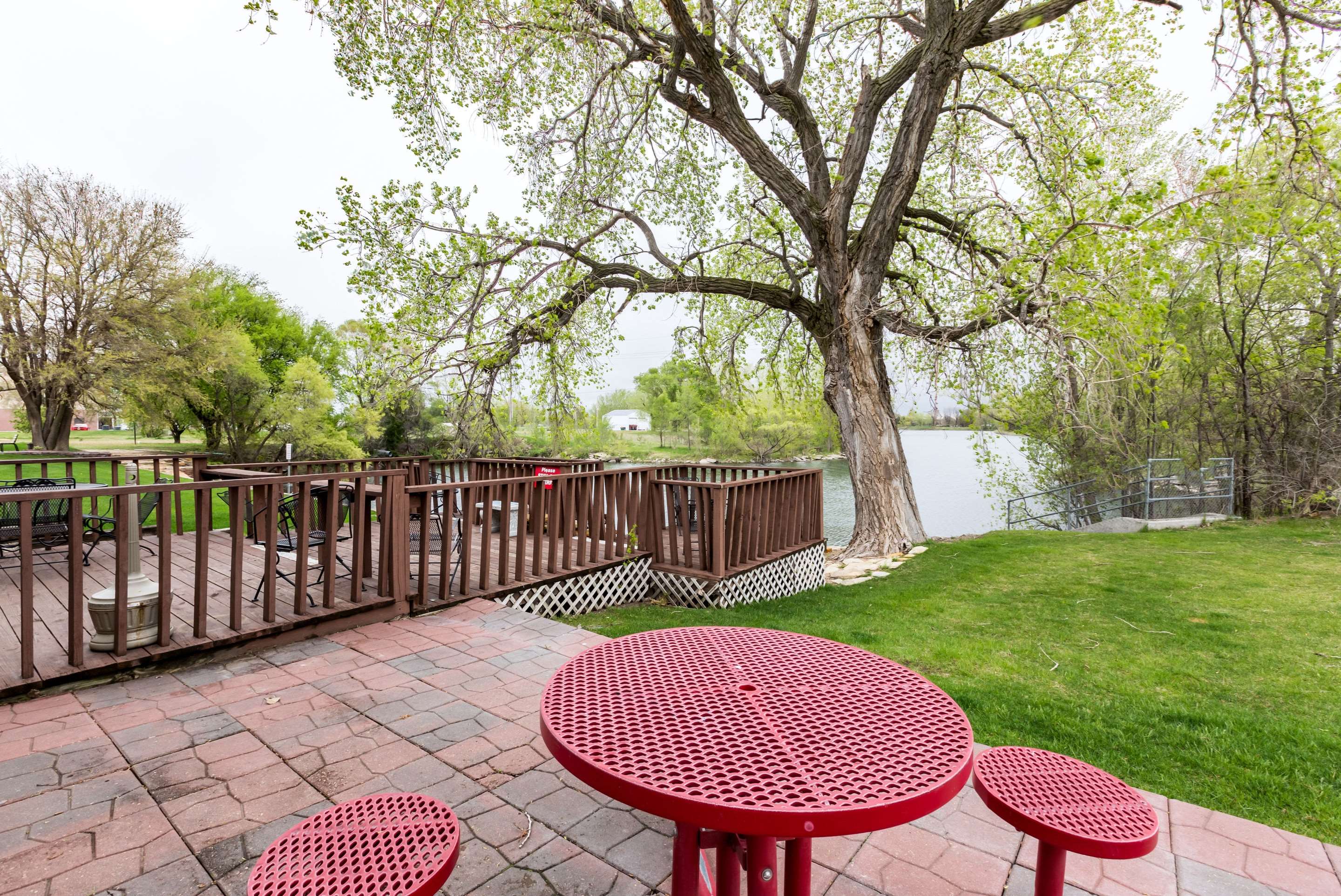 Hotel courtyard | Rodeway Inn Grand Island