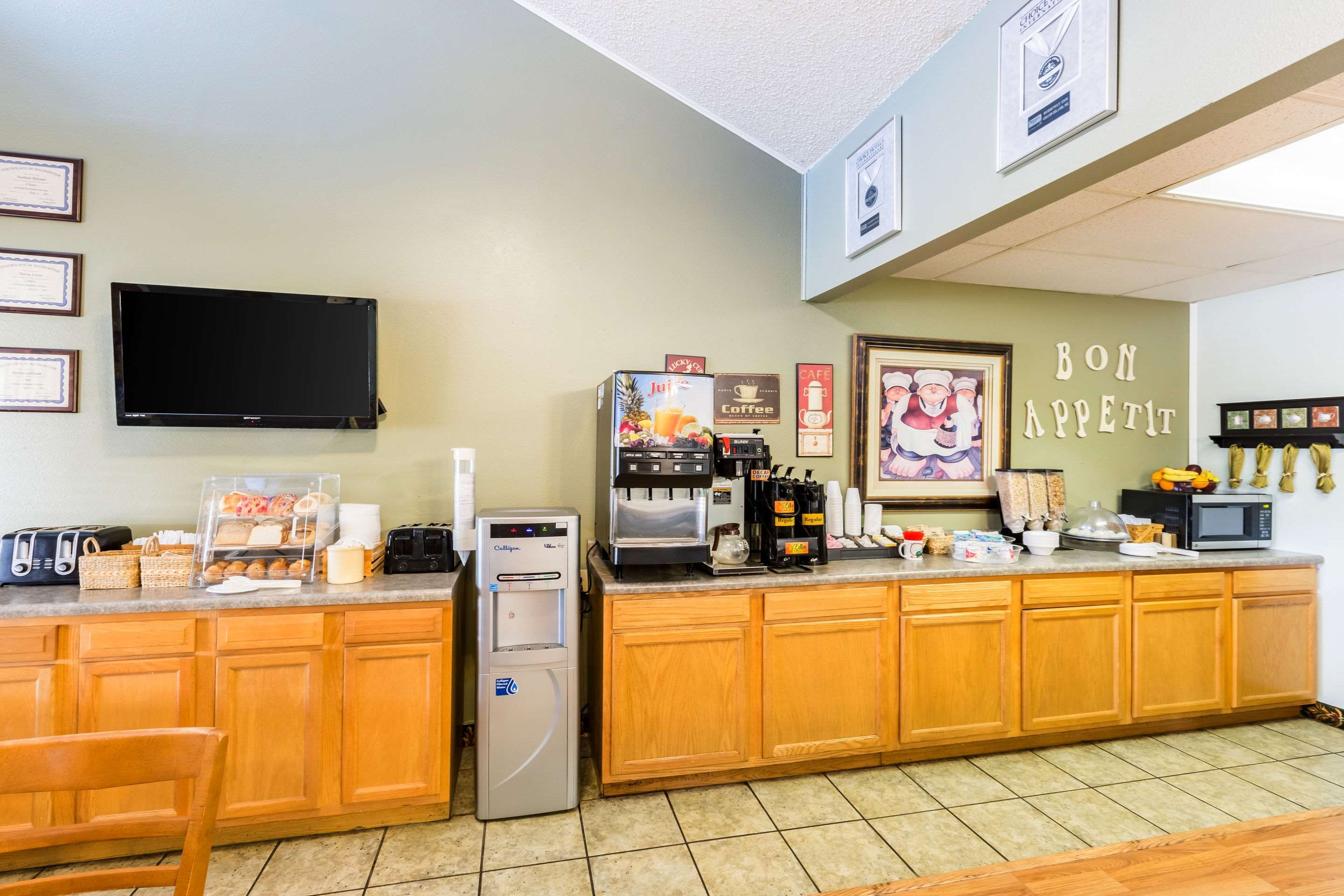 Breakfast area | Rodeway Inn Grand Island
