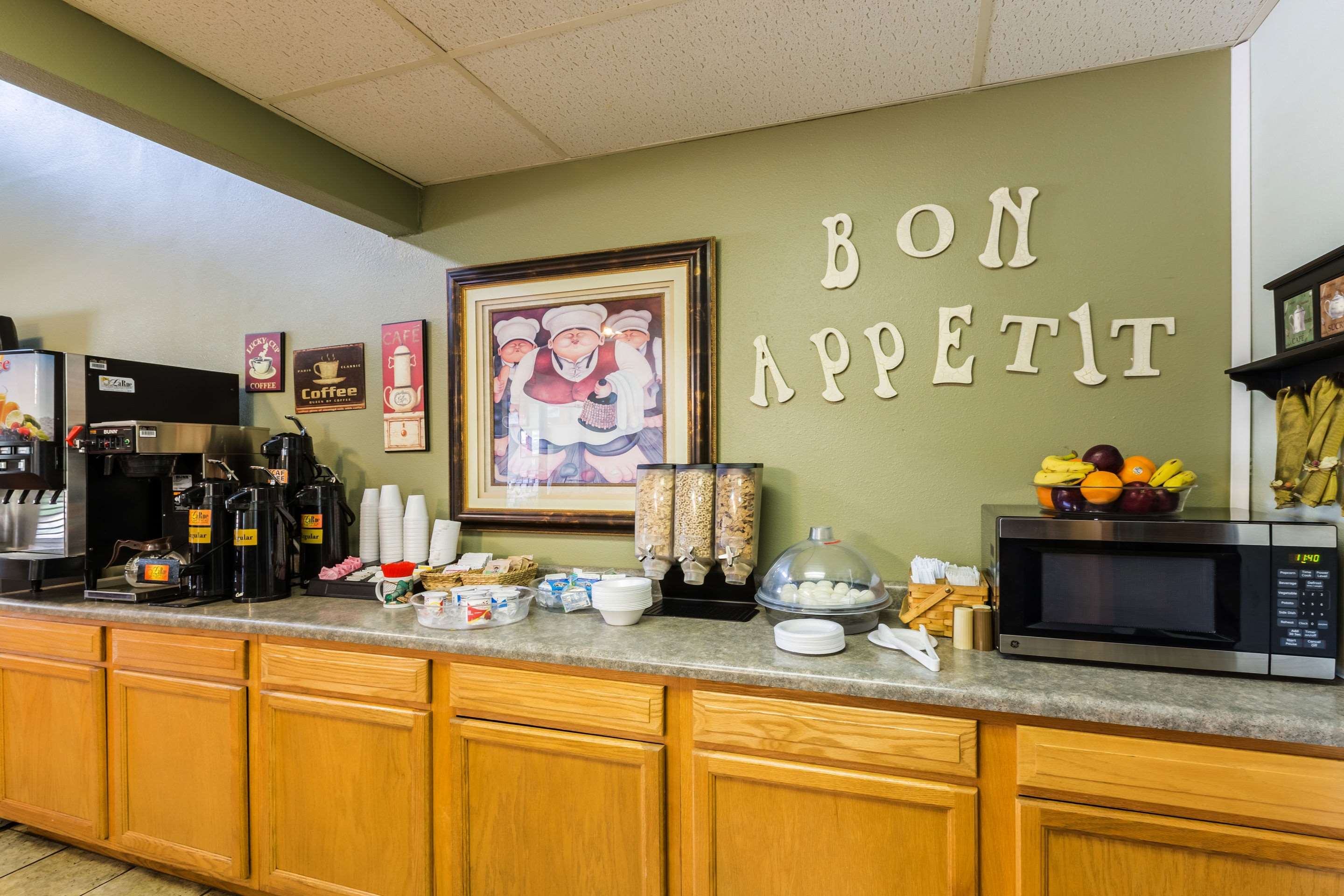 Breakfast bar | Rodeway Inn Grand Island