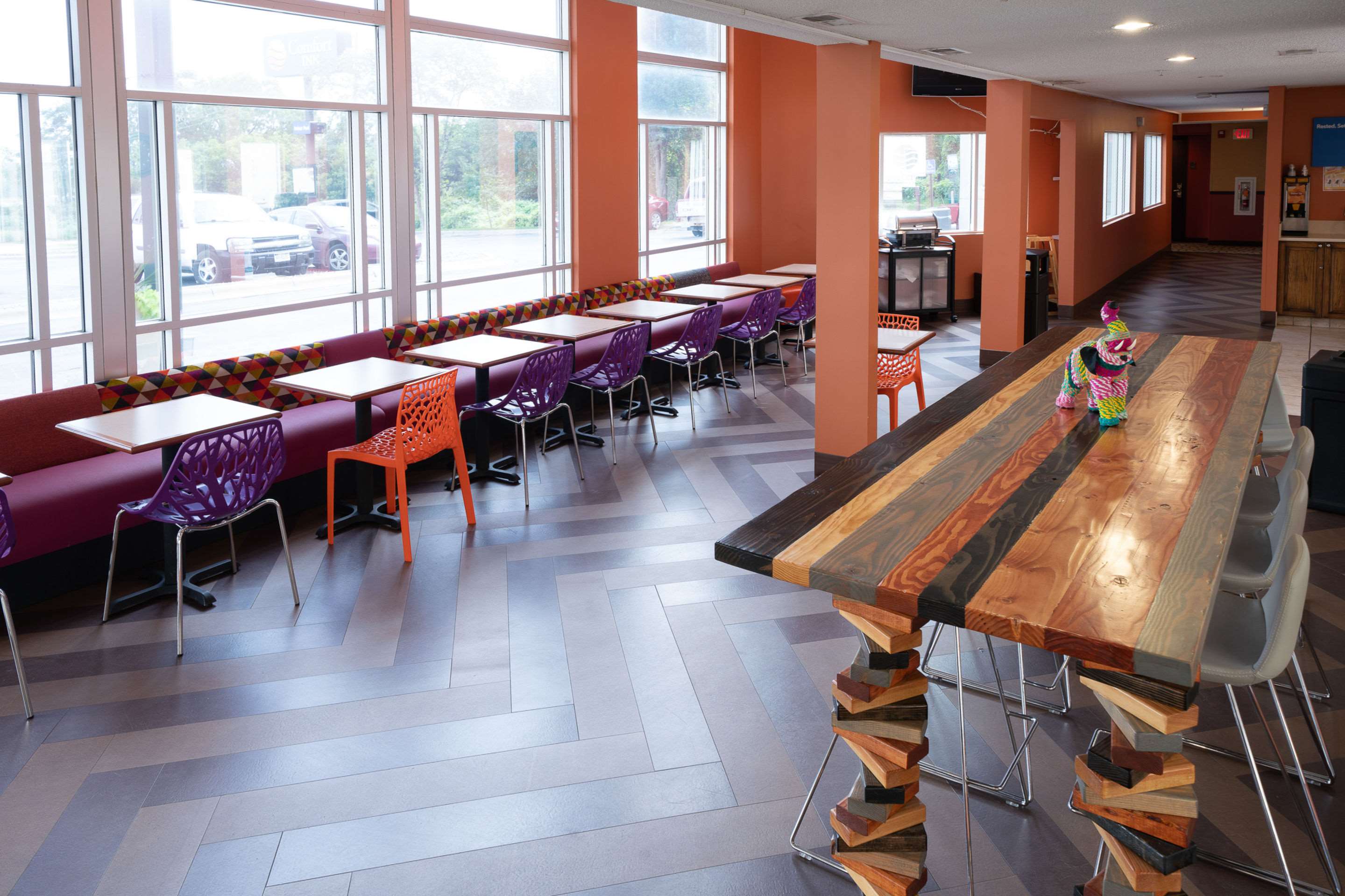Spacious lobby with sitting area | Comfort Inn At The Zoo