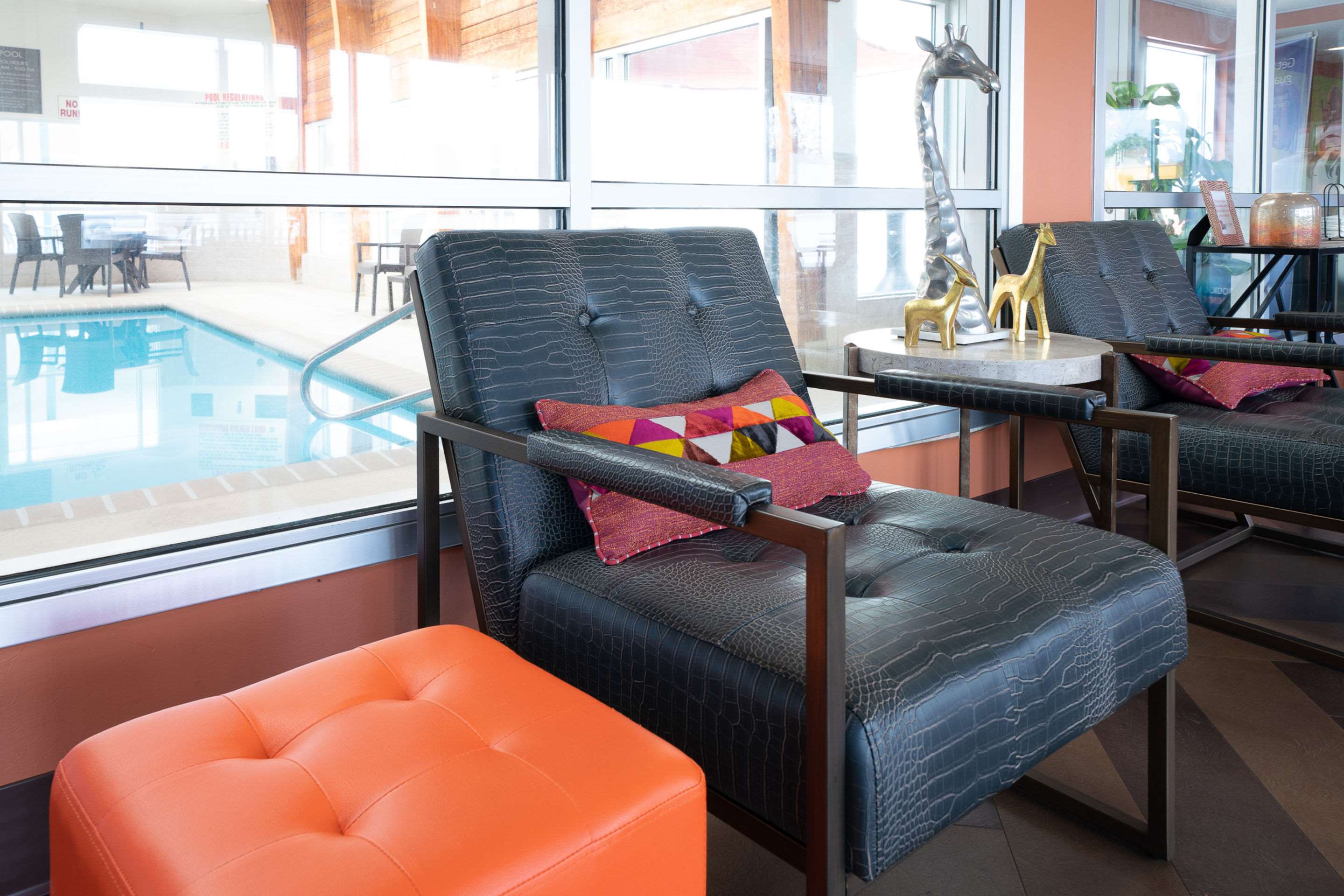 Lobby with sitting area | Comfort Inn At The Zoo