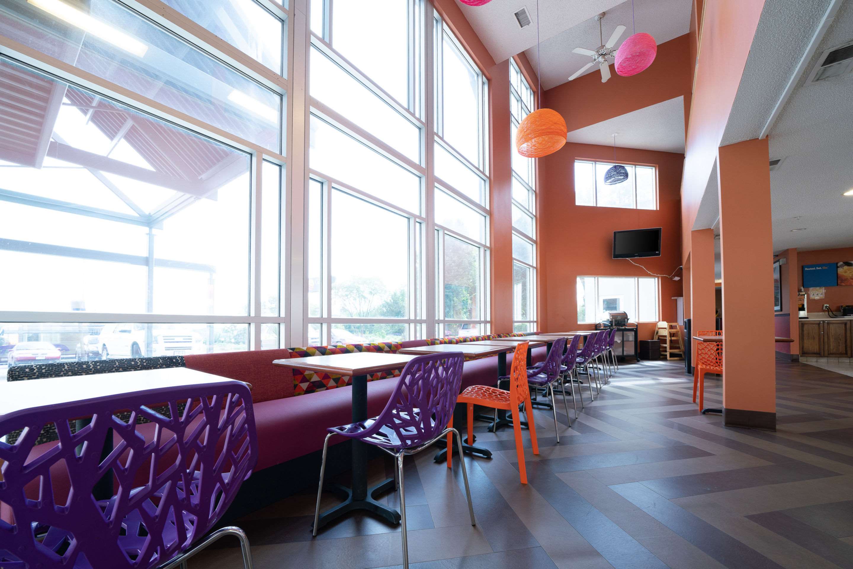 Spacious lobby with sitting area | Comfort Inn At The Zoo