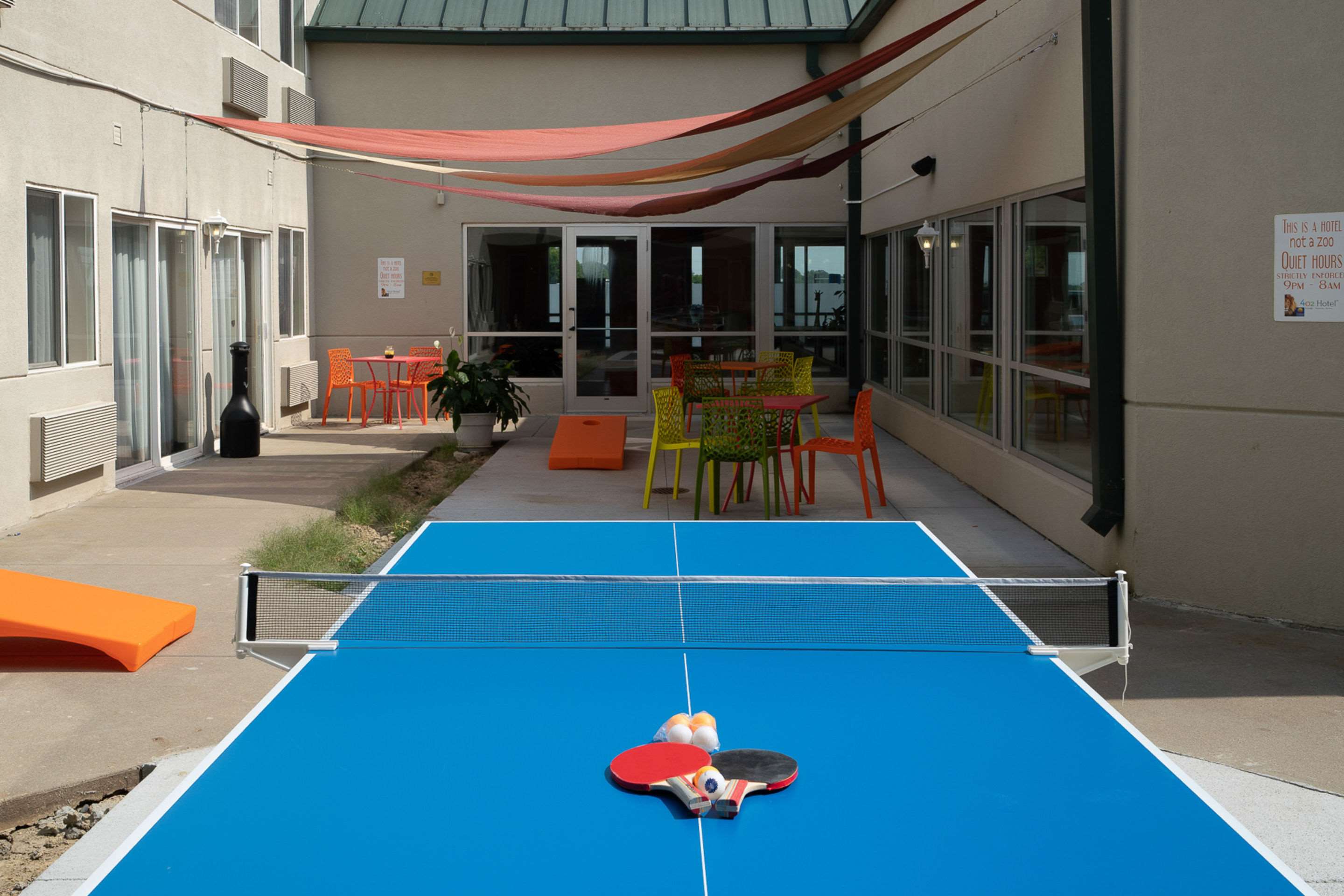 Hotel patio | Comfort Inn At The Zoo