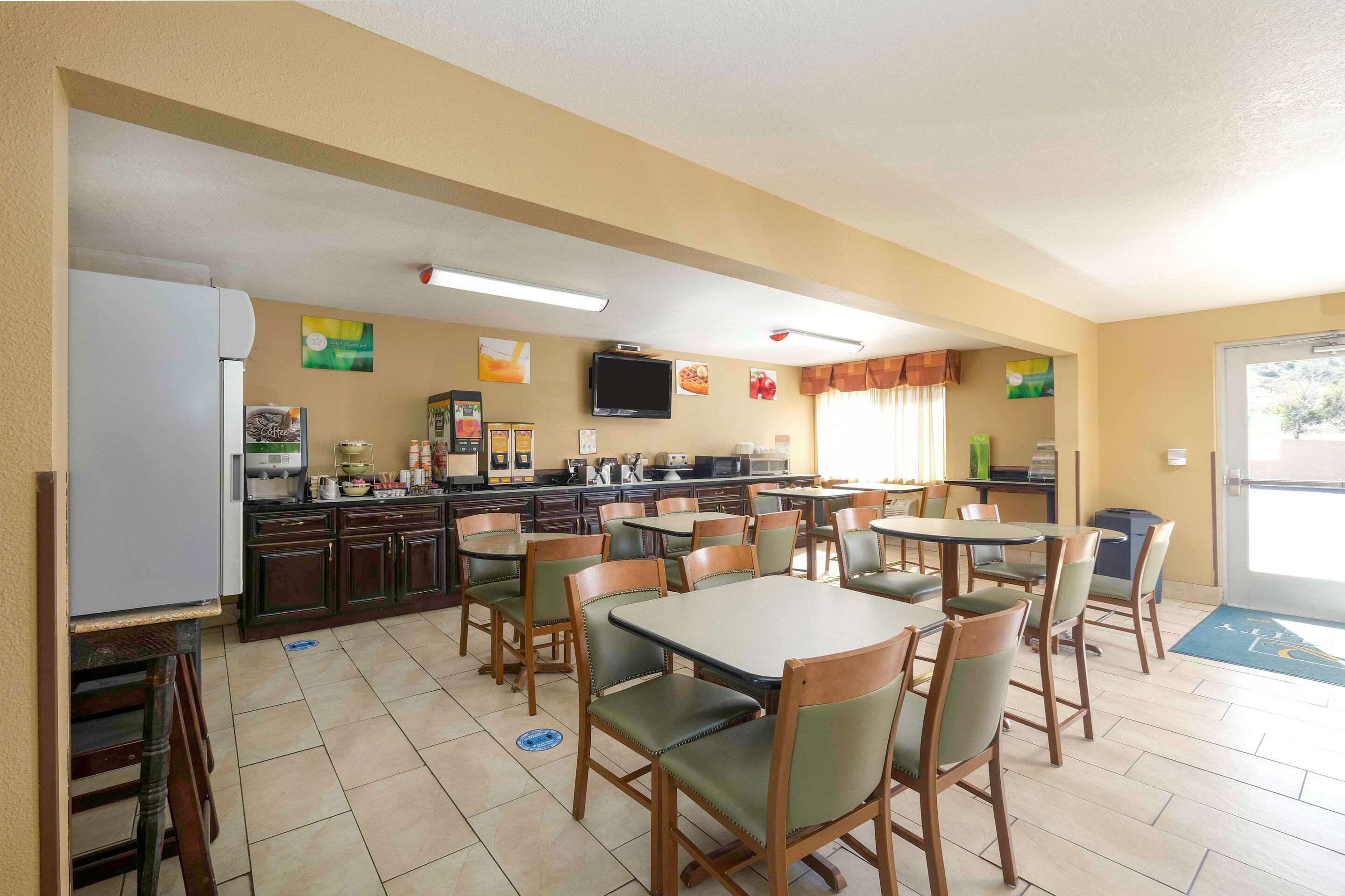 Breakfast area | SureStay Plus Hotel by Best Western Silver City