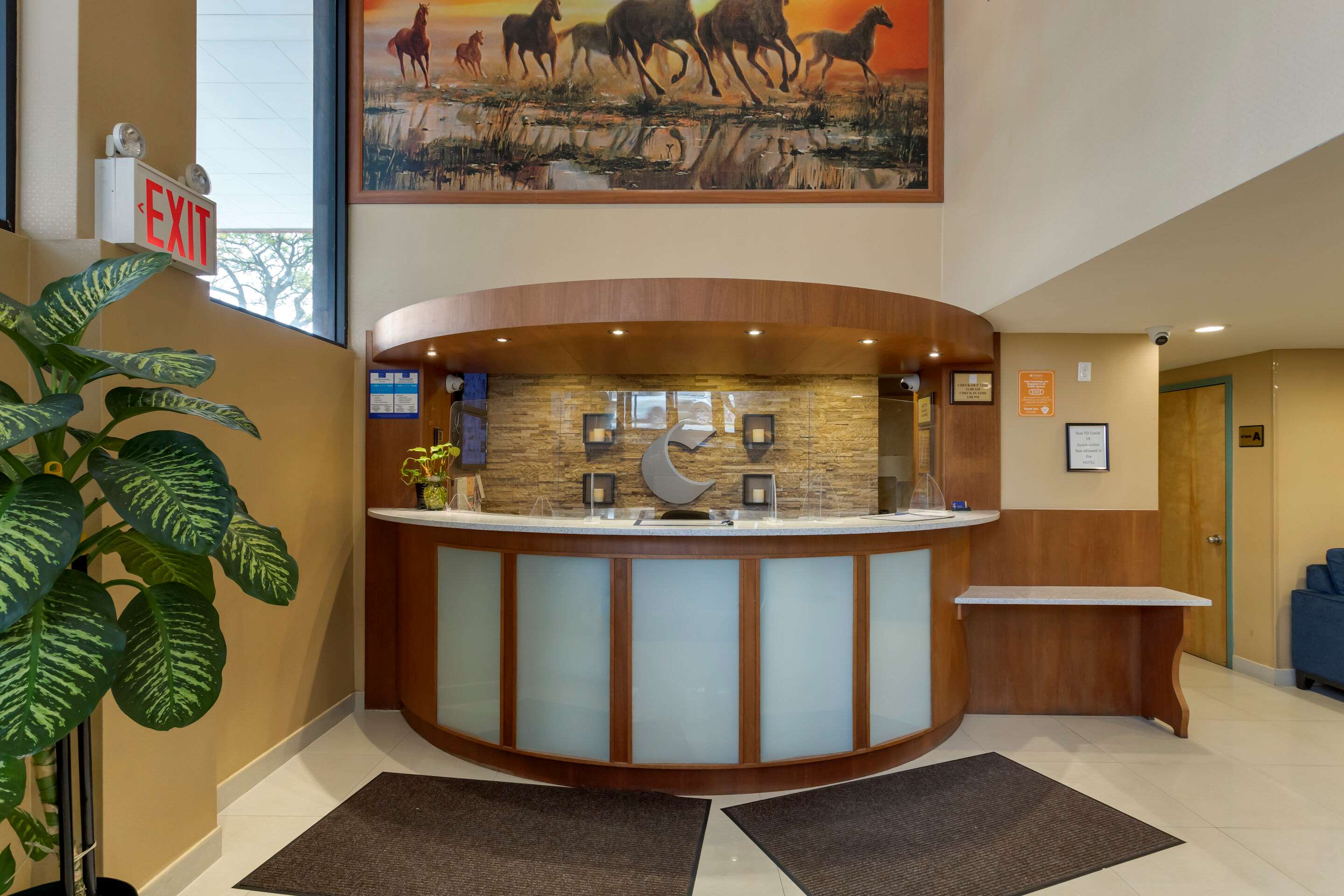 Front desk with friendly staff | Comfort Inn Brooklyn