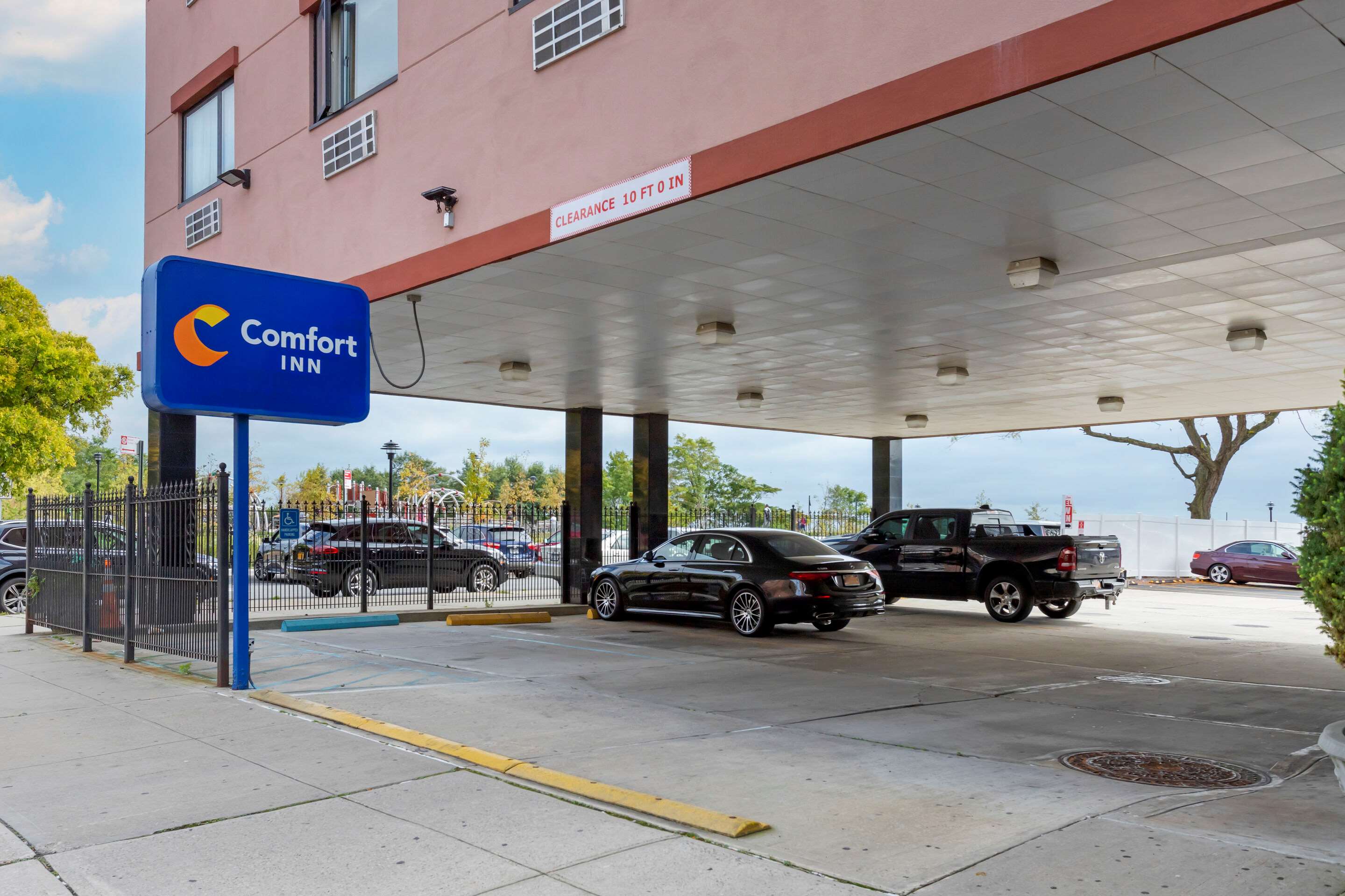 Hotel parking | Comfort Inn Brooklyn