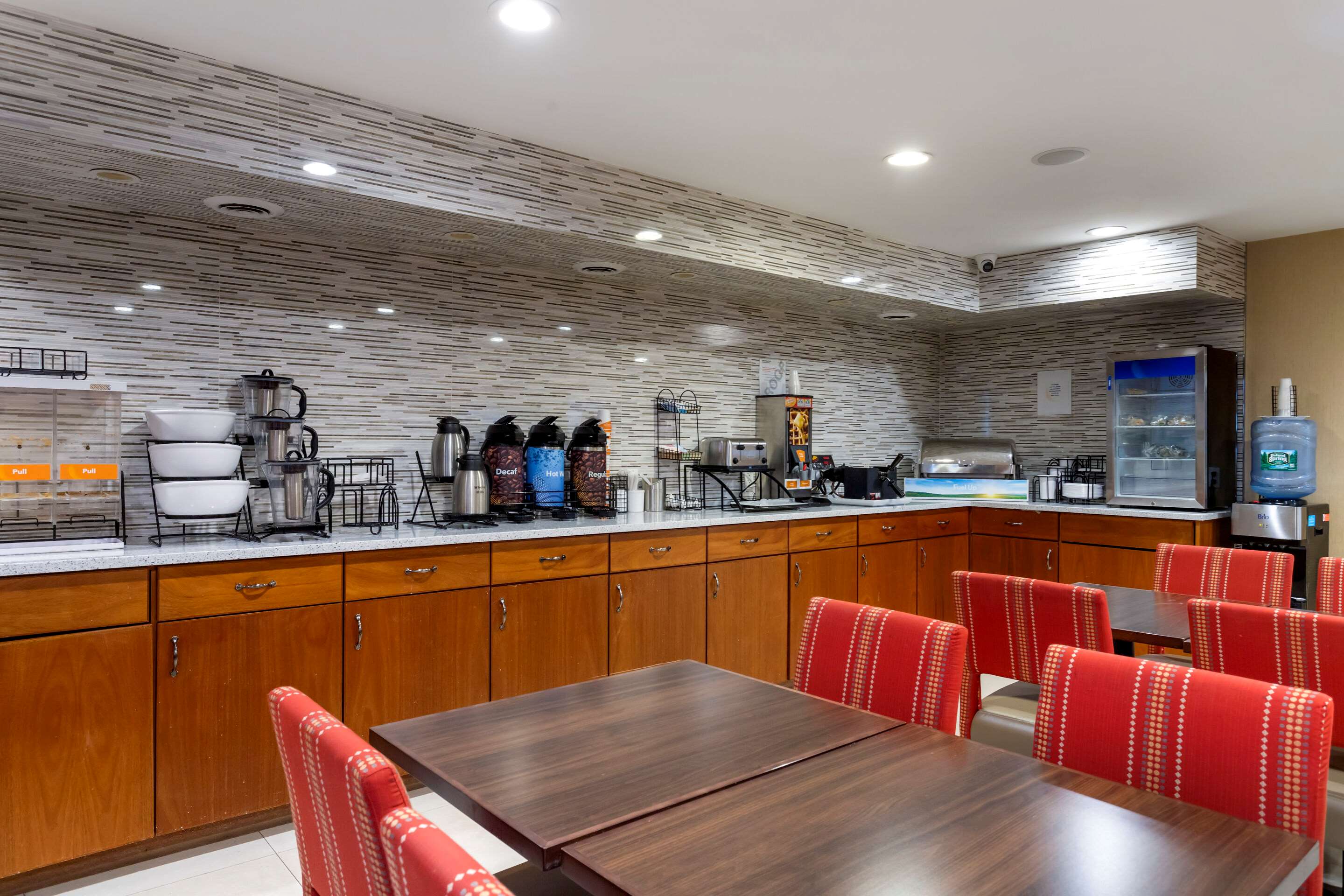 Enjoy breakfast in this seating area | Comfort Inn Brooklyn