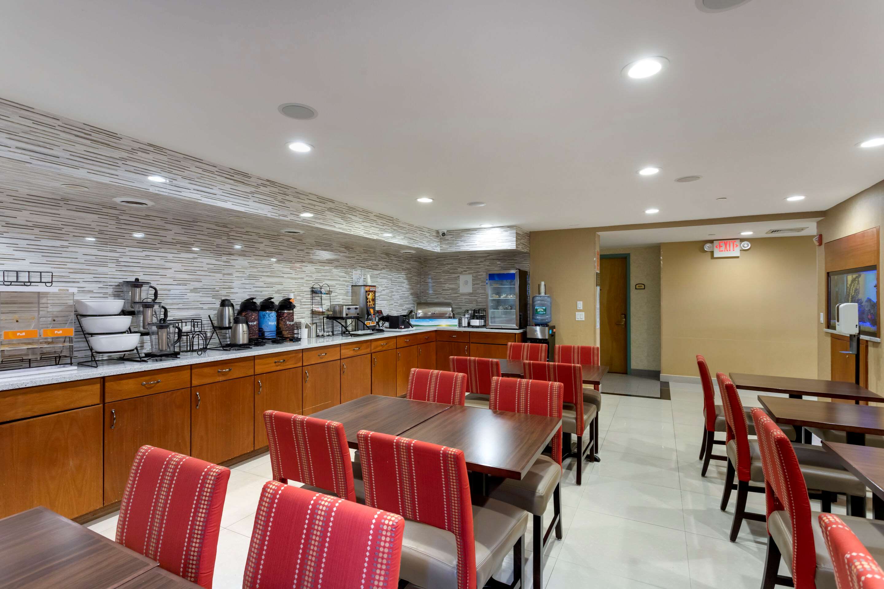 Enjoy breakfast in this seating area | Comfort Inn Brooklyn