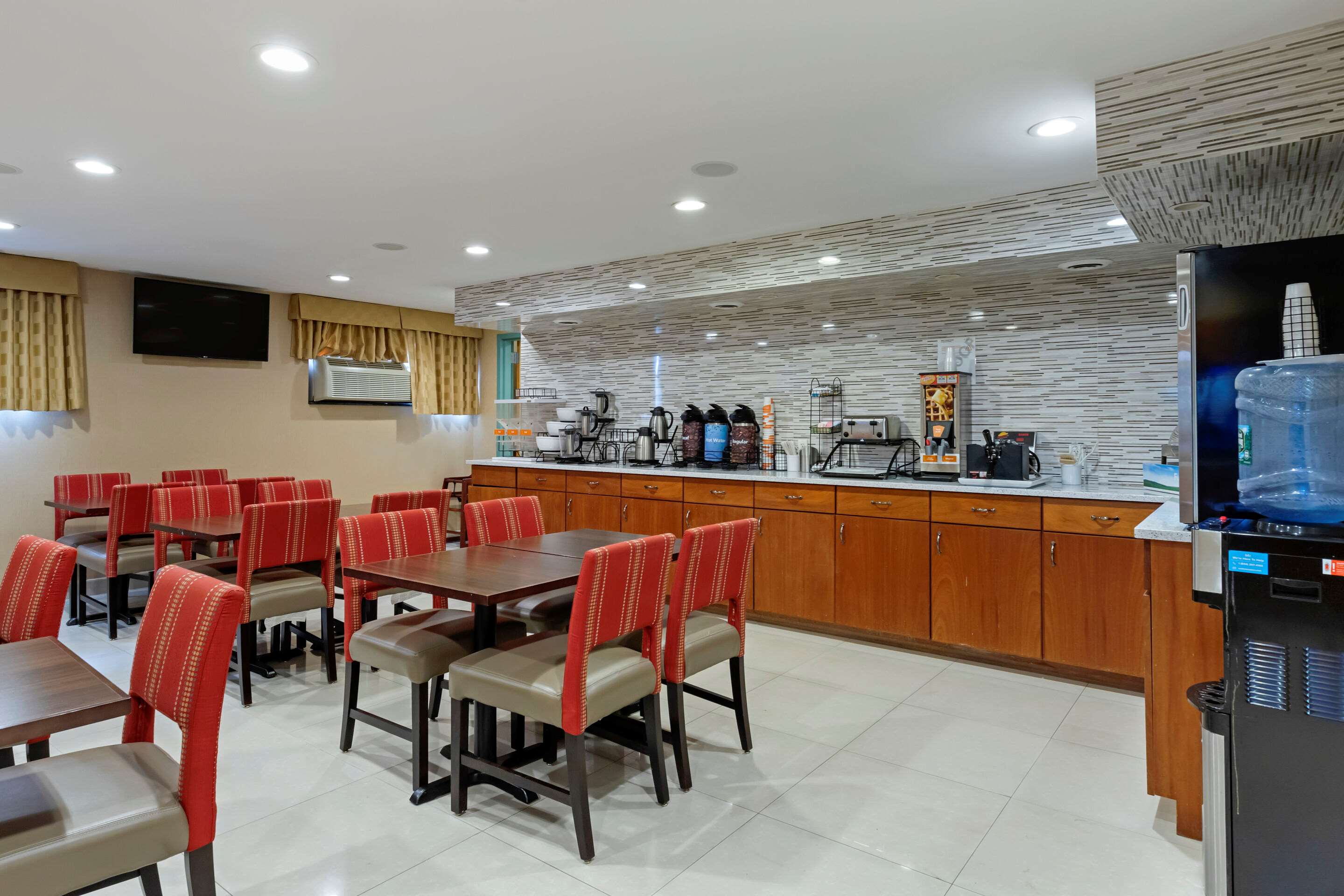 Enjoy breakfast in this seating area | Comfort Inn Brooklyn