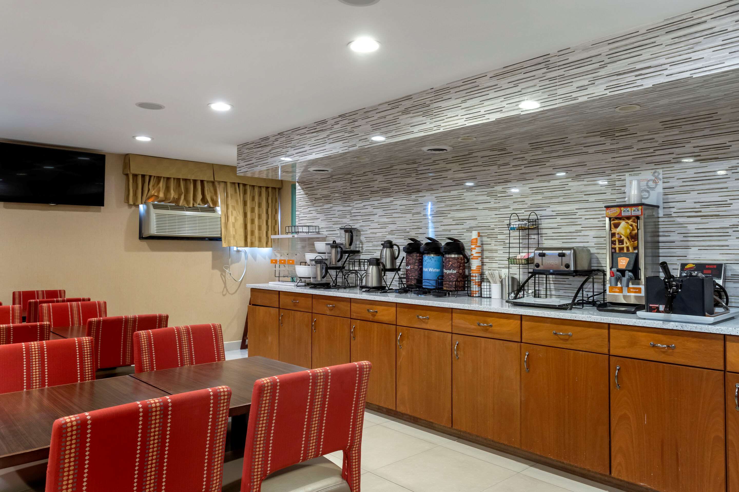 Enjoy breakfast in this seating area | Comfort Inn Brooklyn
