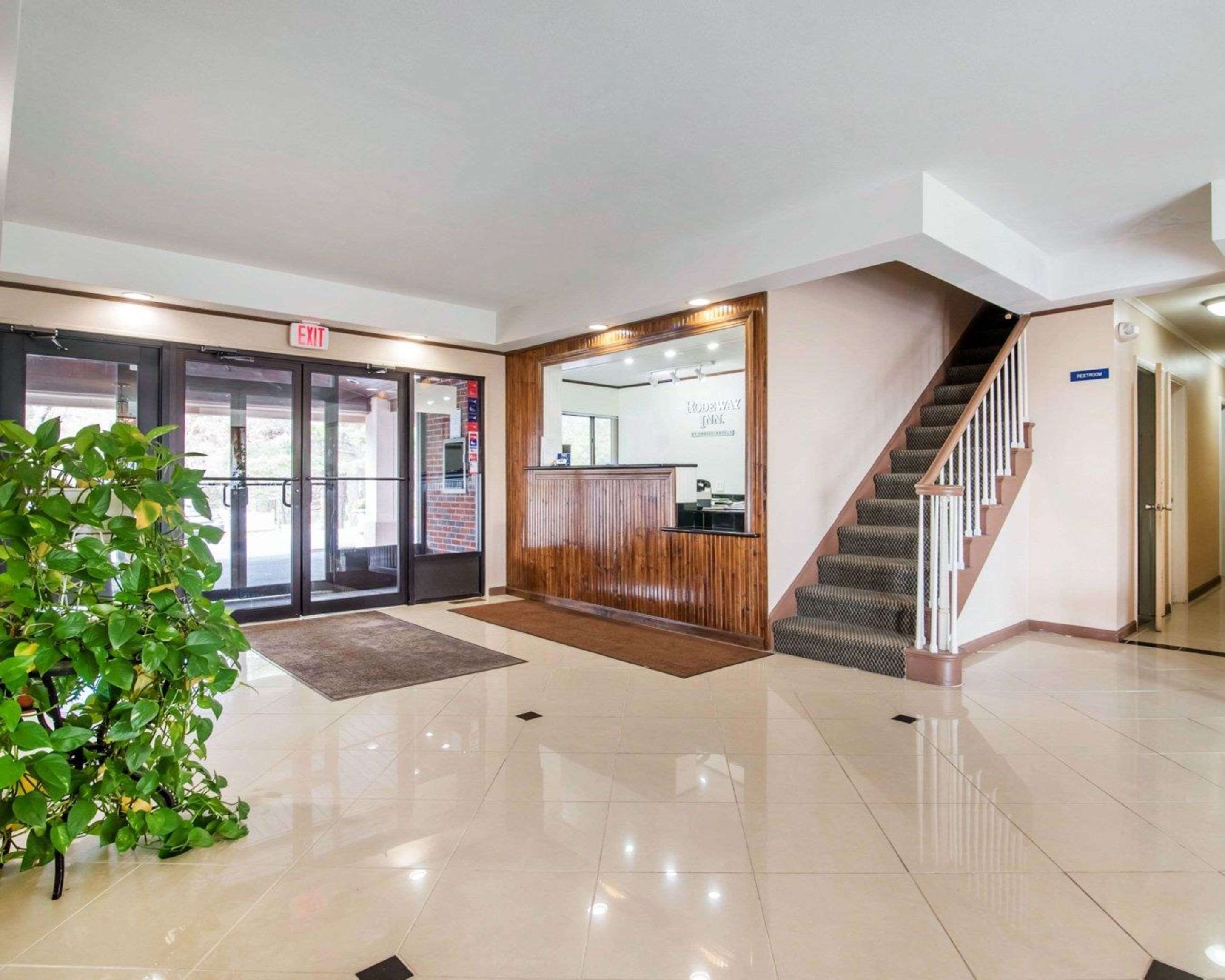 Spacious lobby | Rodeway Inn Skytop