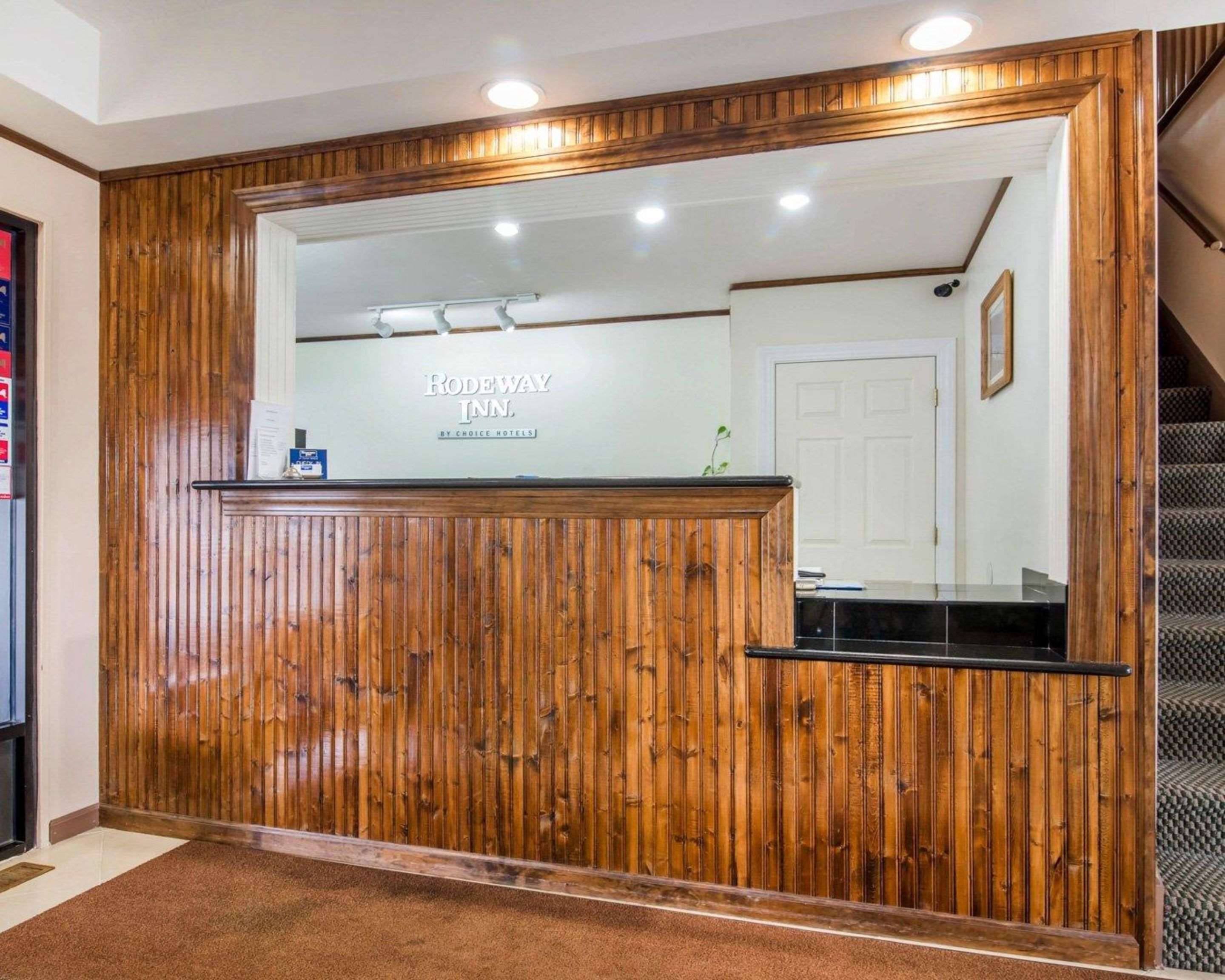 Front desk with friendly staff | Rodeway Inn Skytop