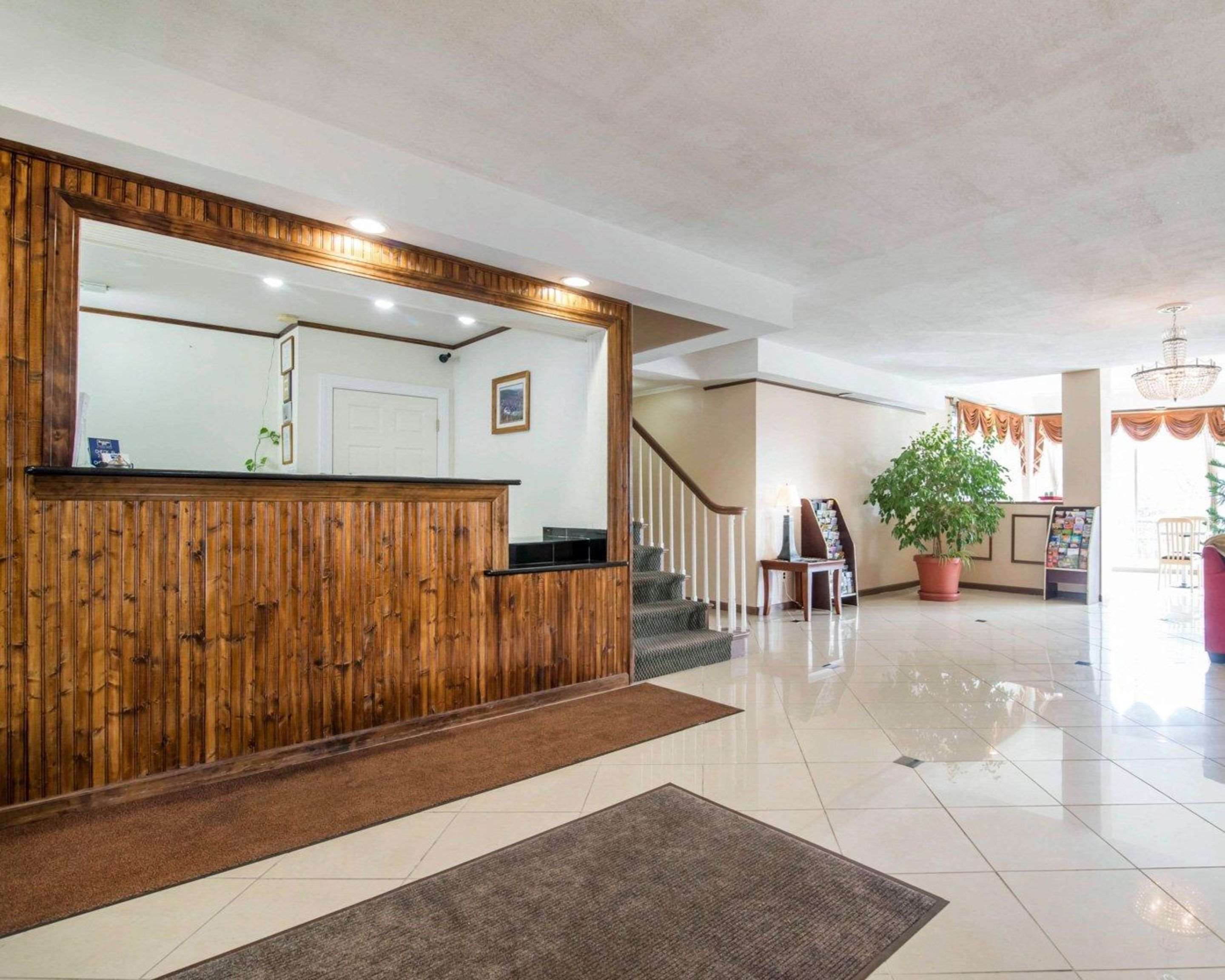 Front desk | Rodeway Inn Skytop