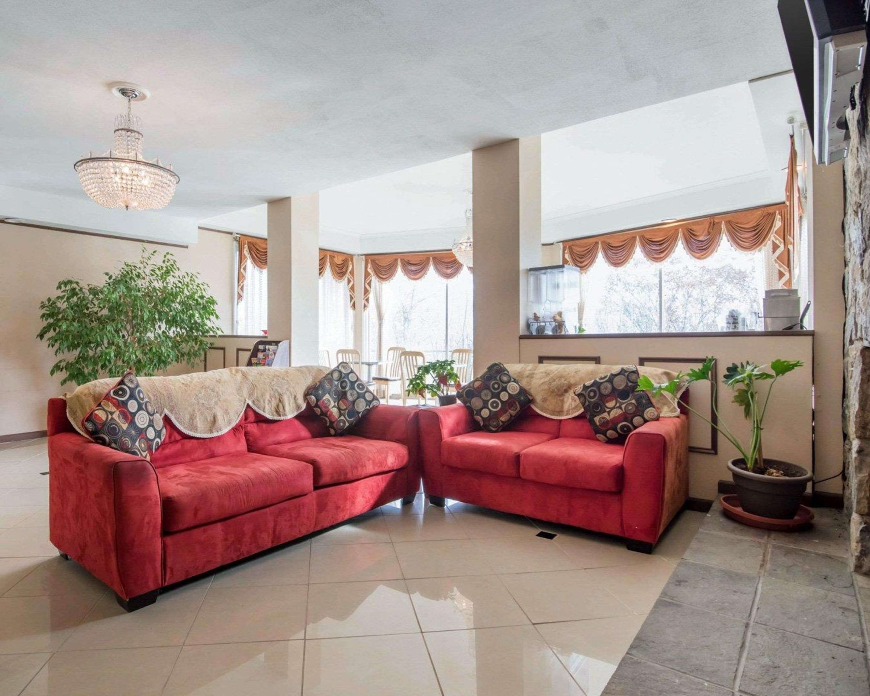 Lobby with sitting area | Rodeway Inn Skytop