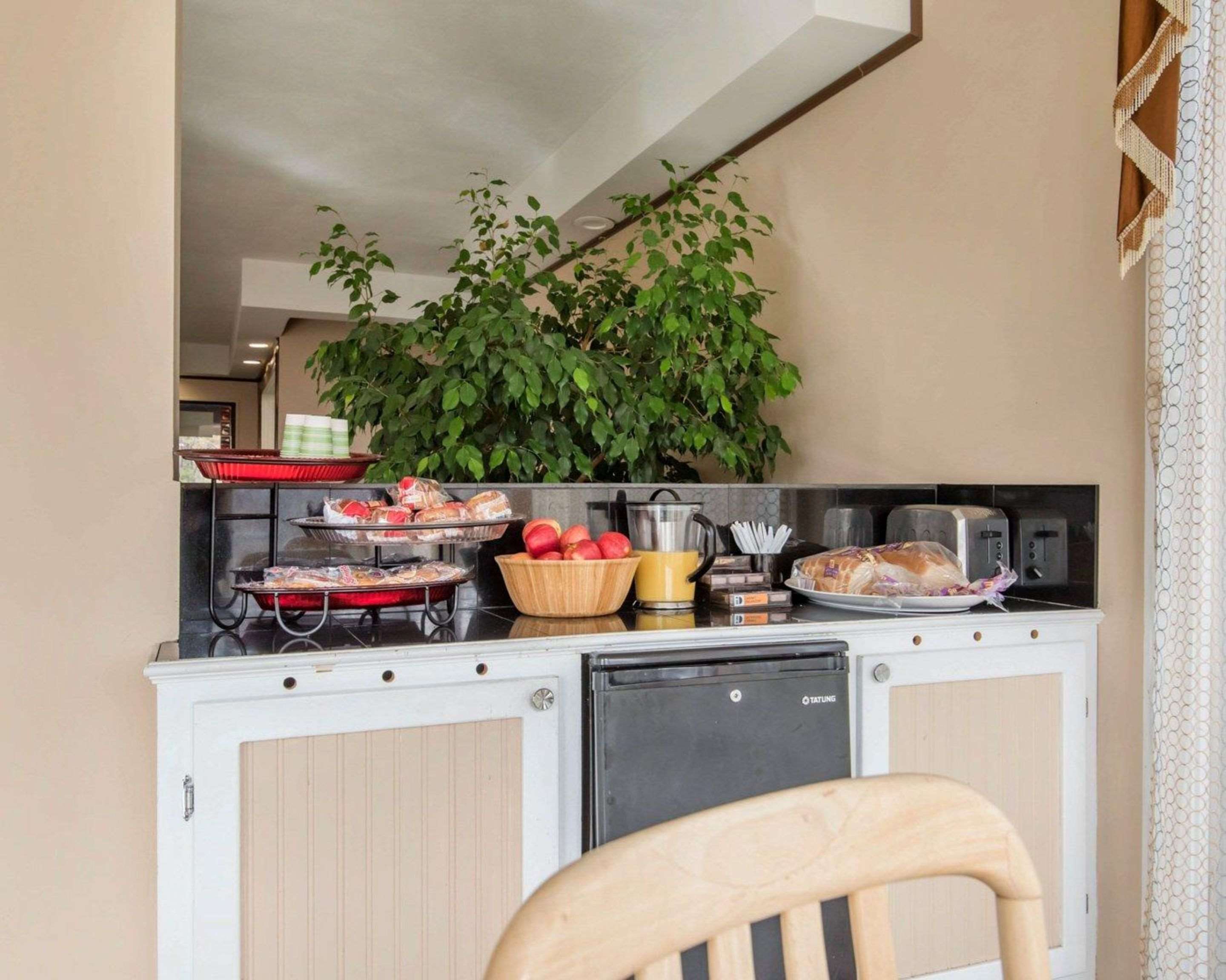 Assorted breakfast items | Rodeway Inn Skytop