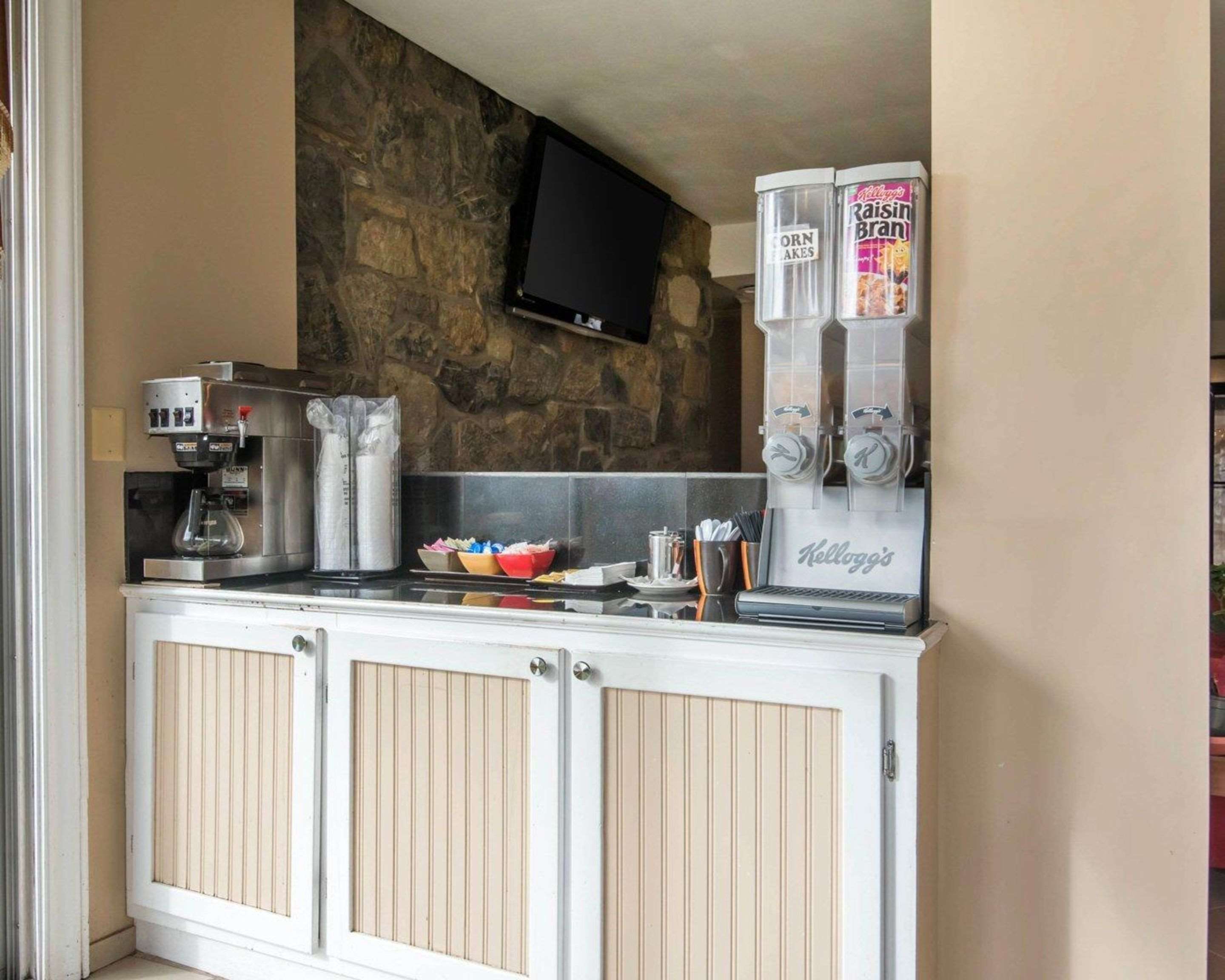 Free breakfast | Rodeway Inn Skytop