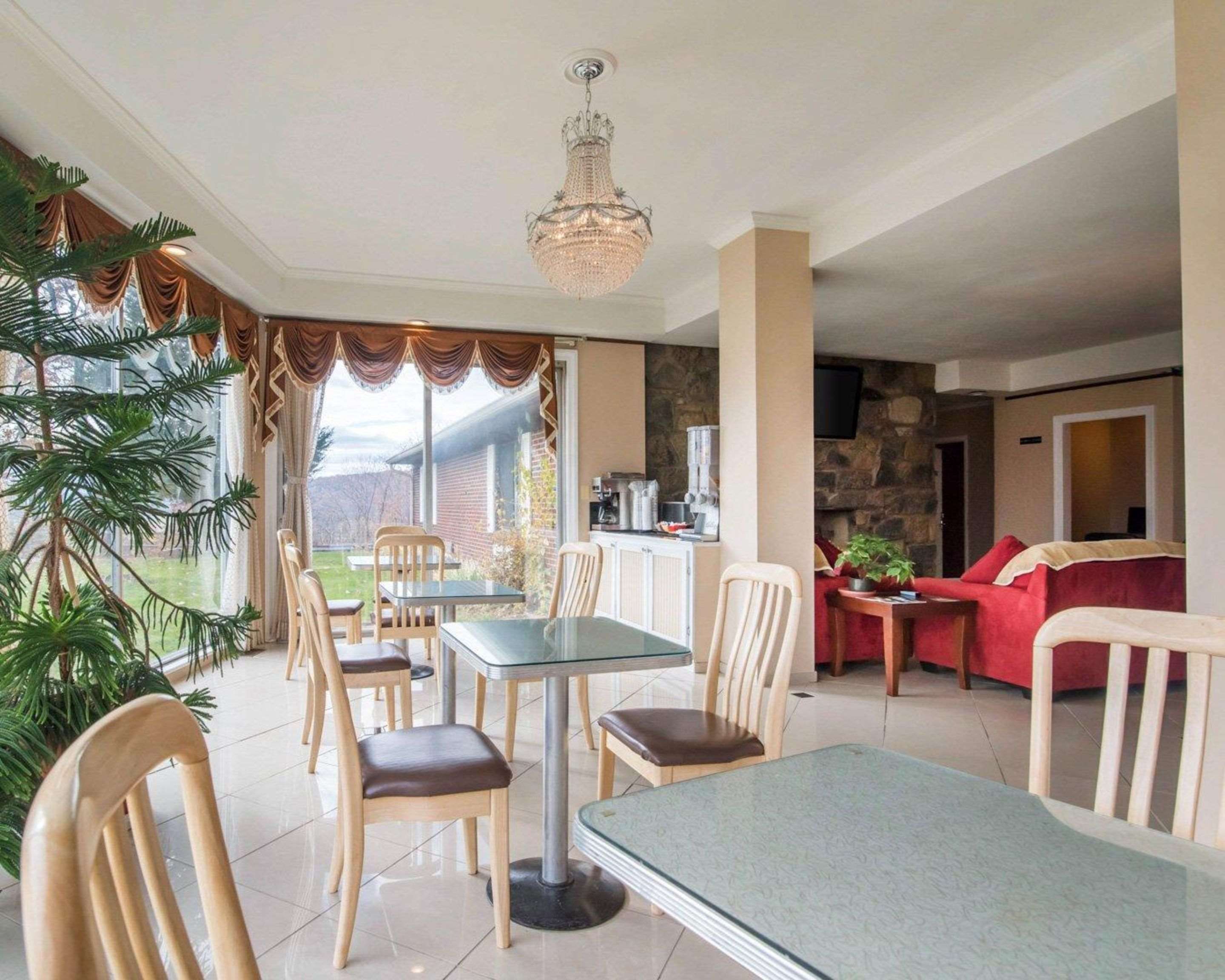 Breakfast area | Rodeway Inn Skytop