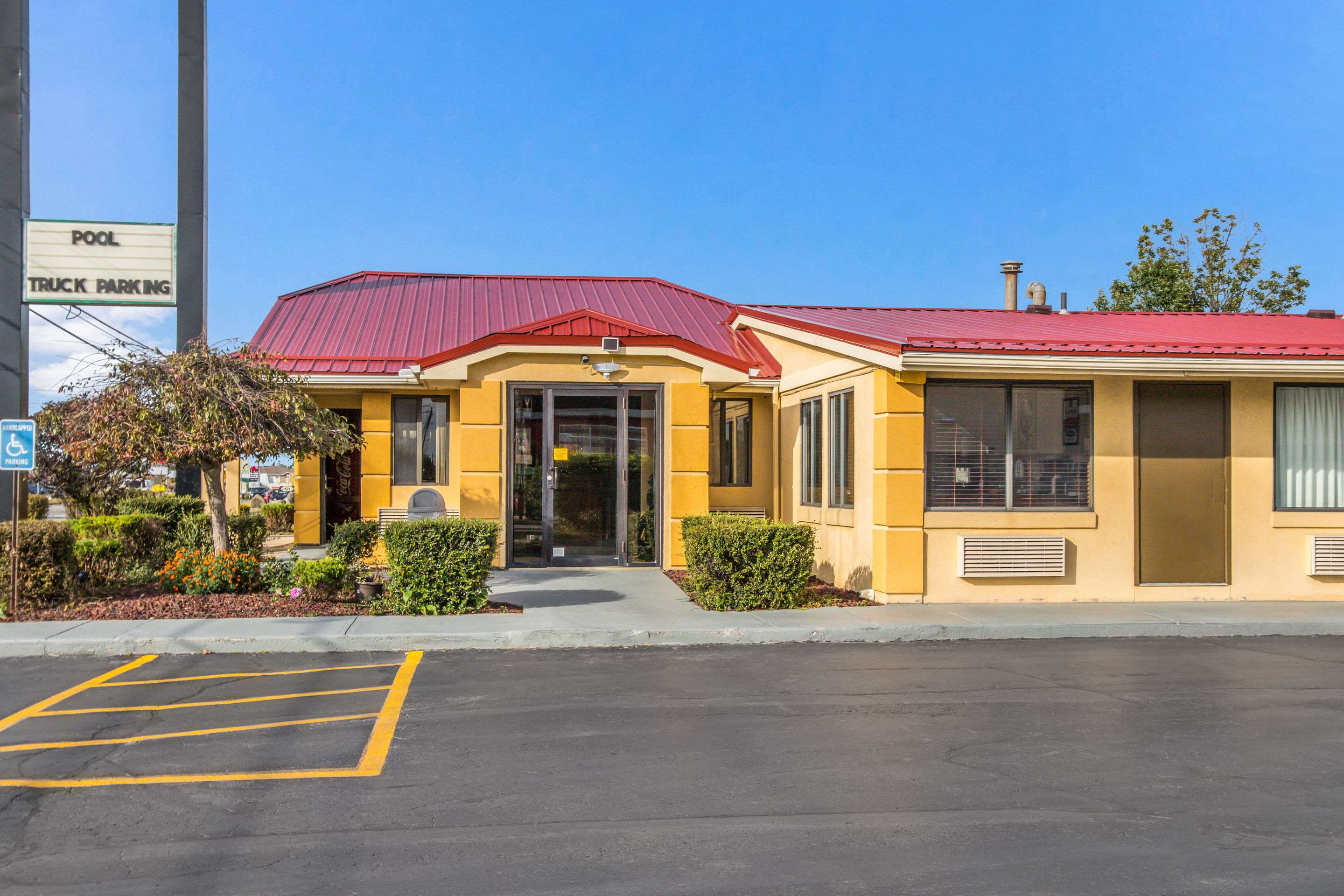 Hotel exterior | Econo Lodge Norwalk