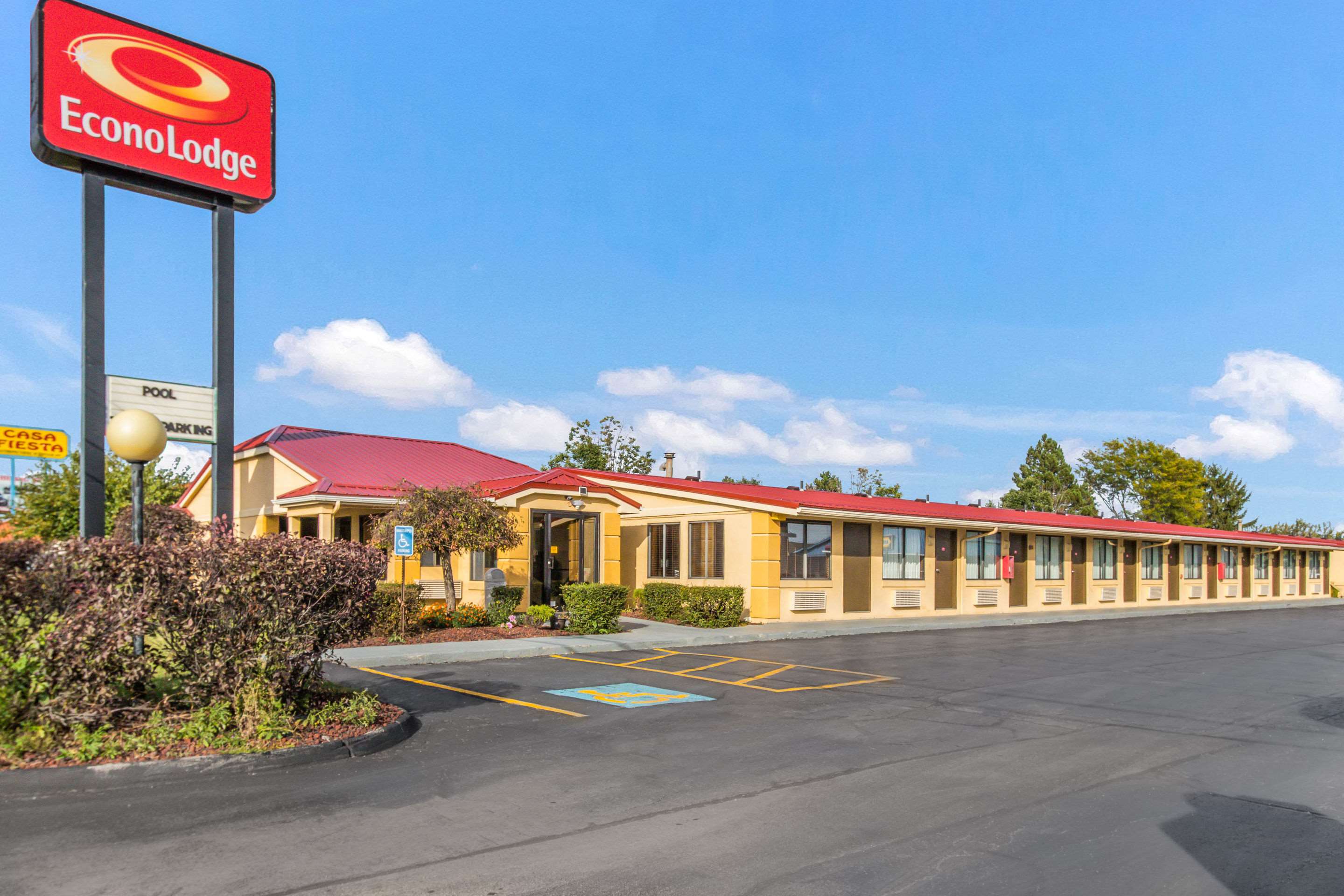 Hotel exterior | Econo Lodge Norwalk