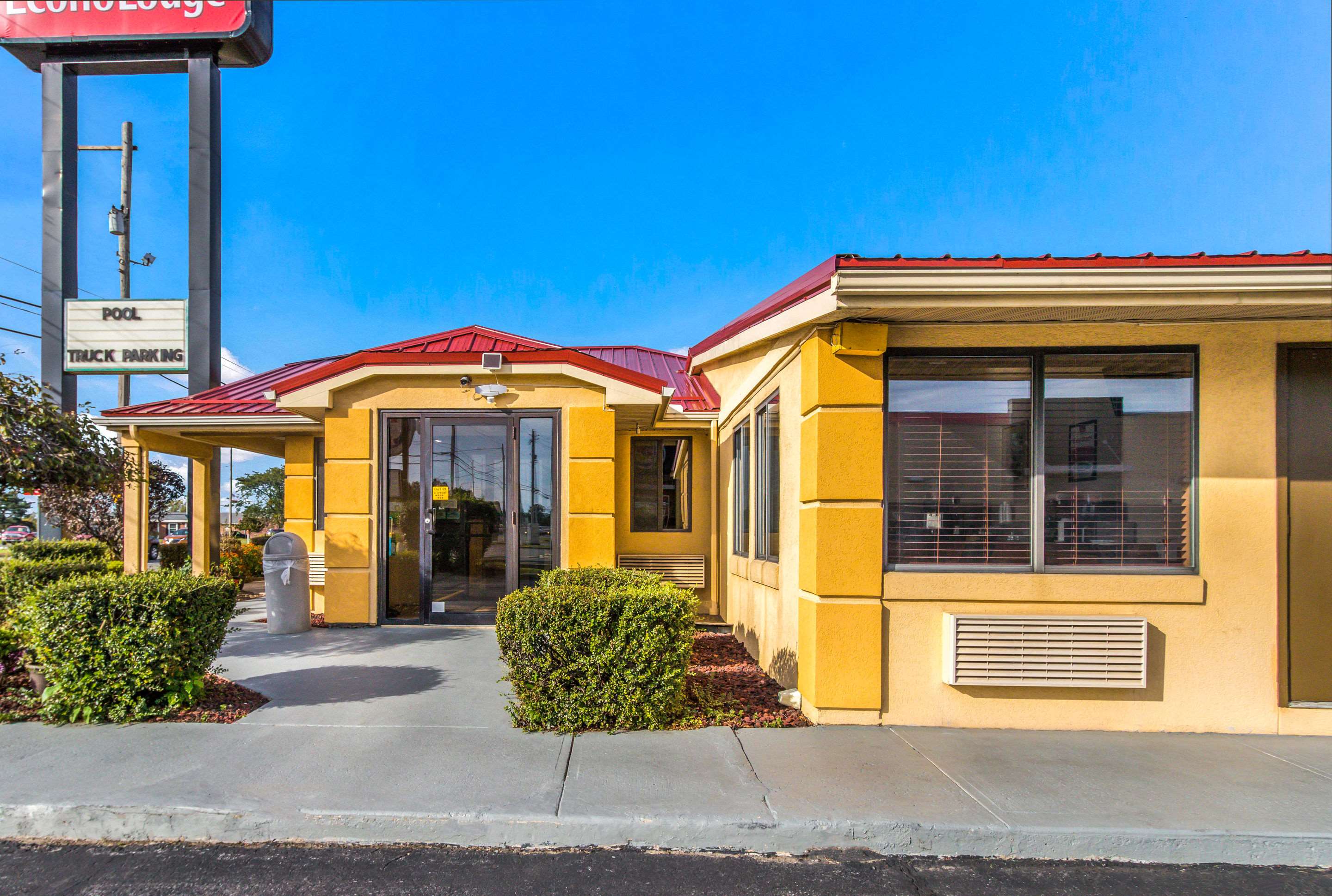 Hotel entrance | Econo Lodge Norwalk