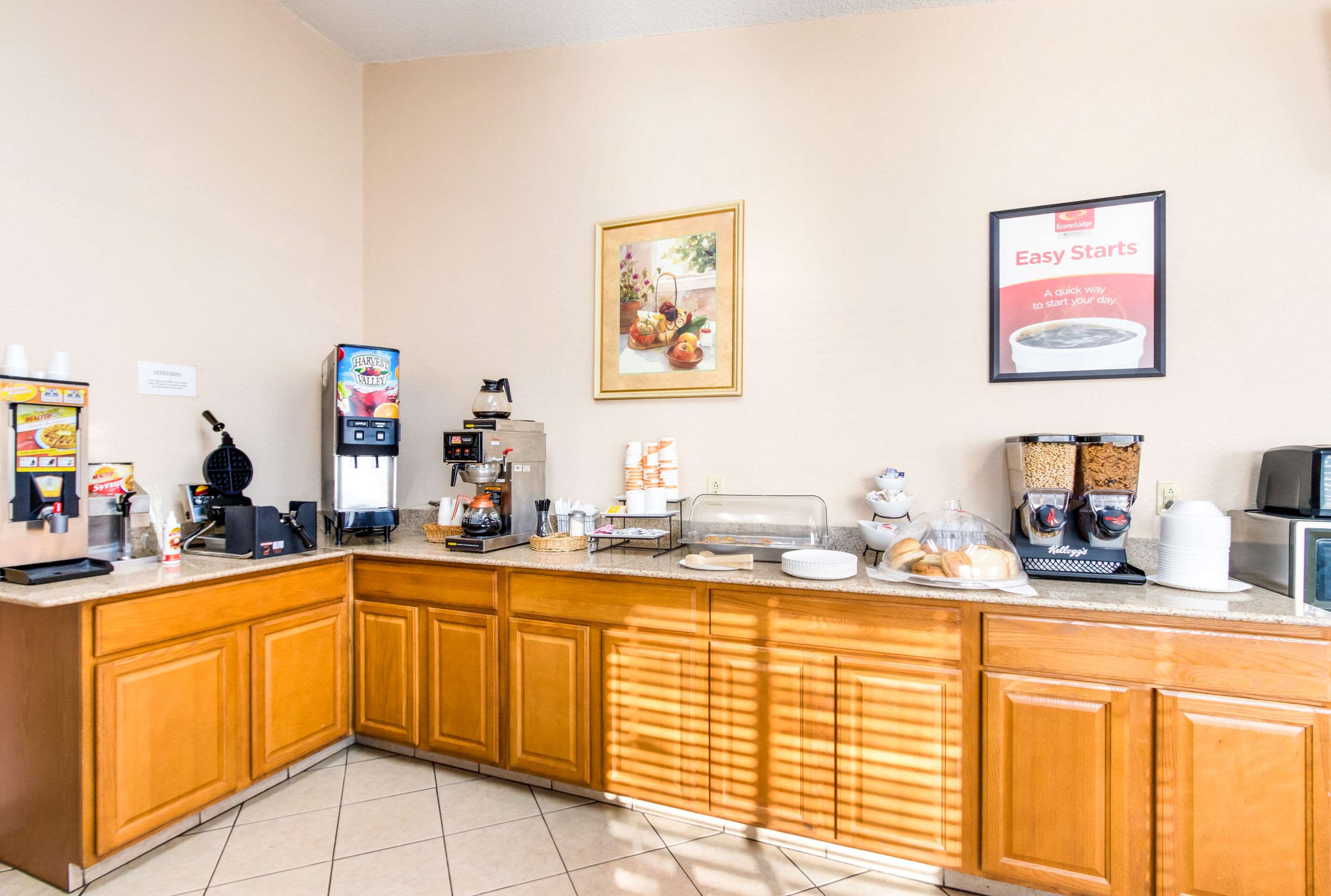 Breakfast area | Econo Lodge Norwalk