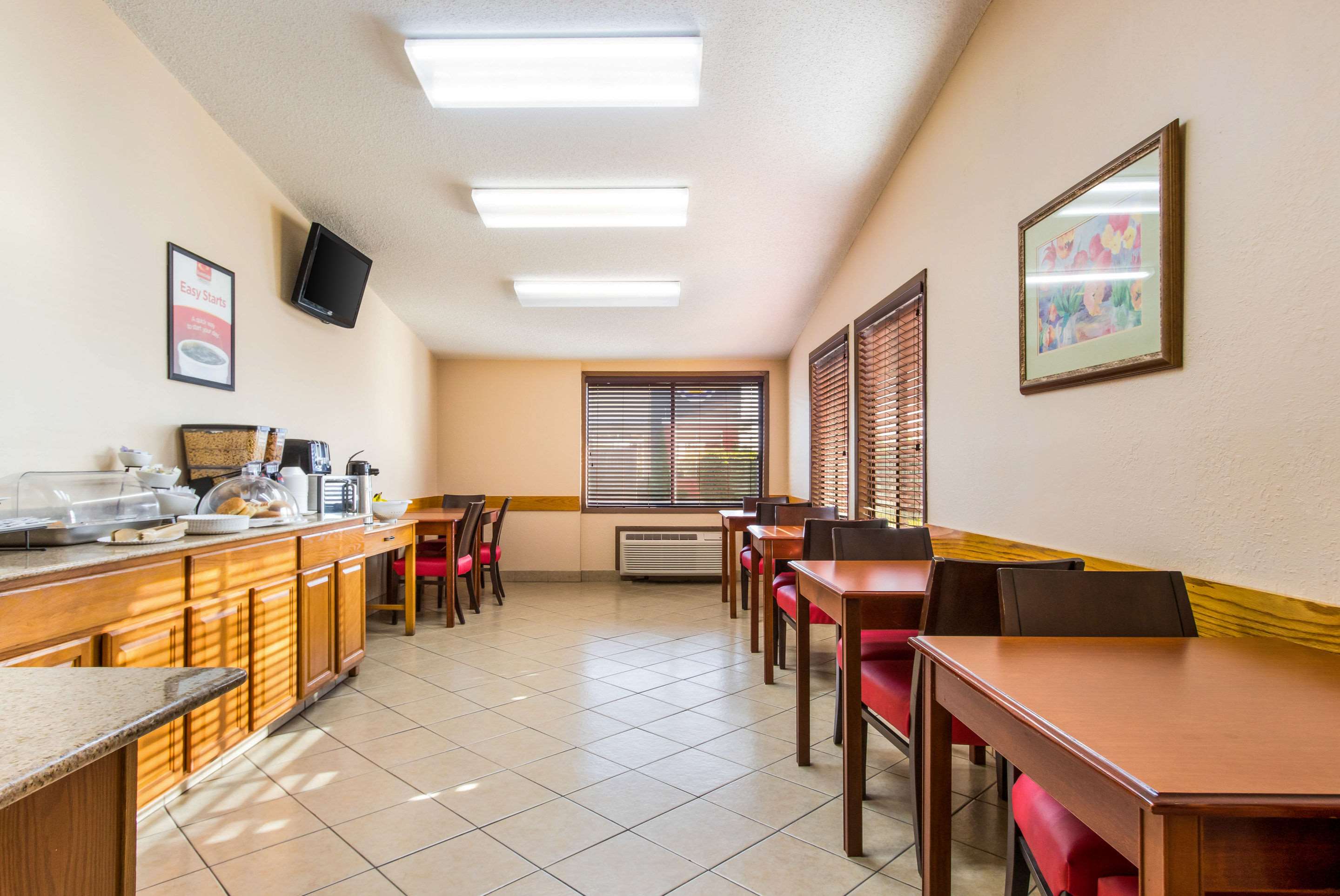 Breakfast area | Econo Lodge Norwalk